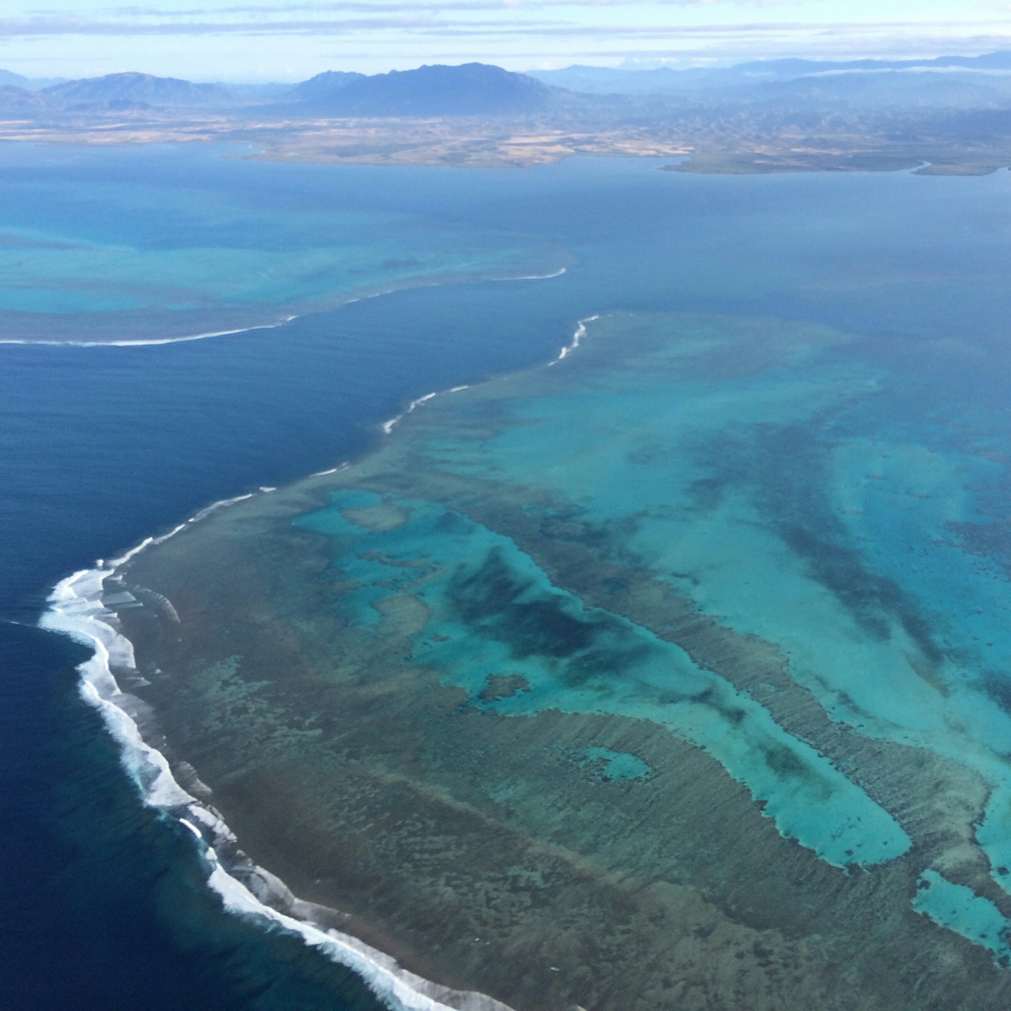 Take a scenic flight over lagoons and coral reefs. © Craig McLachlan / ϲʼʱ