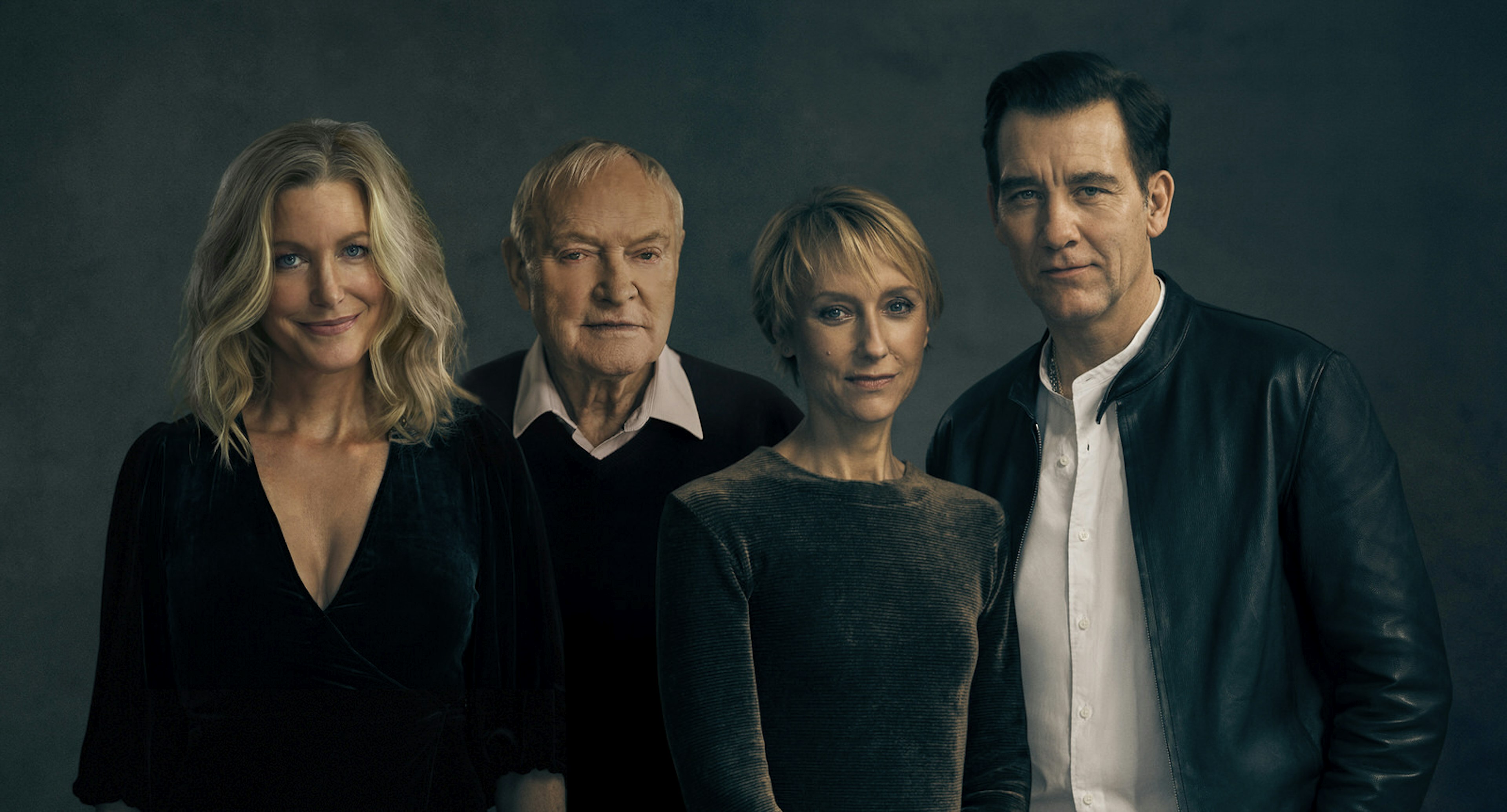 Celebrities West End Broadway - Anna Gunn, Julian Glover, Lia Williams and Clive Owen will star in The Night of the Iguana at the Noel Coward Theatre, London. The four actors stand in front of a dark background, looking into the camera © Storyhouse PR