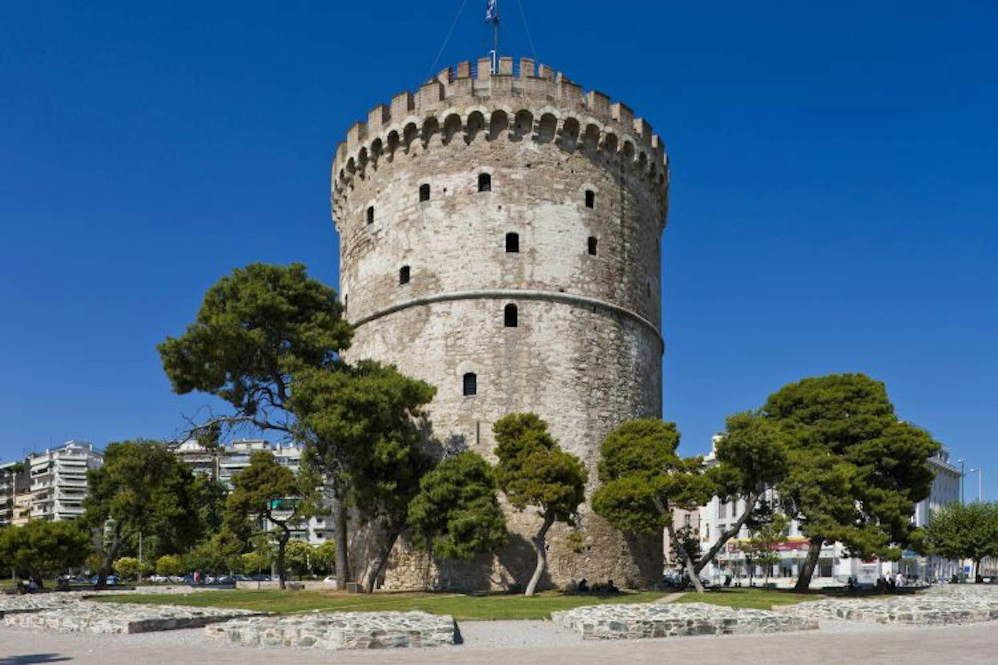 Seaside promenade Leoforos Nikis and the White Tower in Thessaloniki. Image by Lionel Montico / hemis.fr / Getty Images.