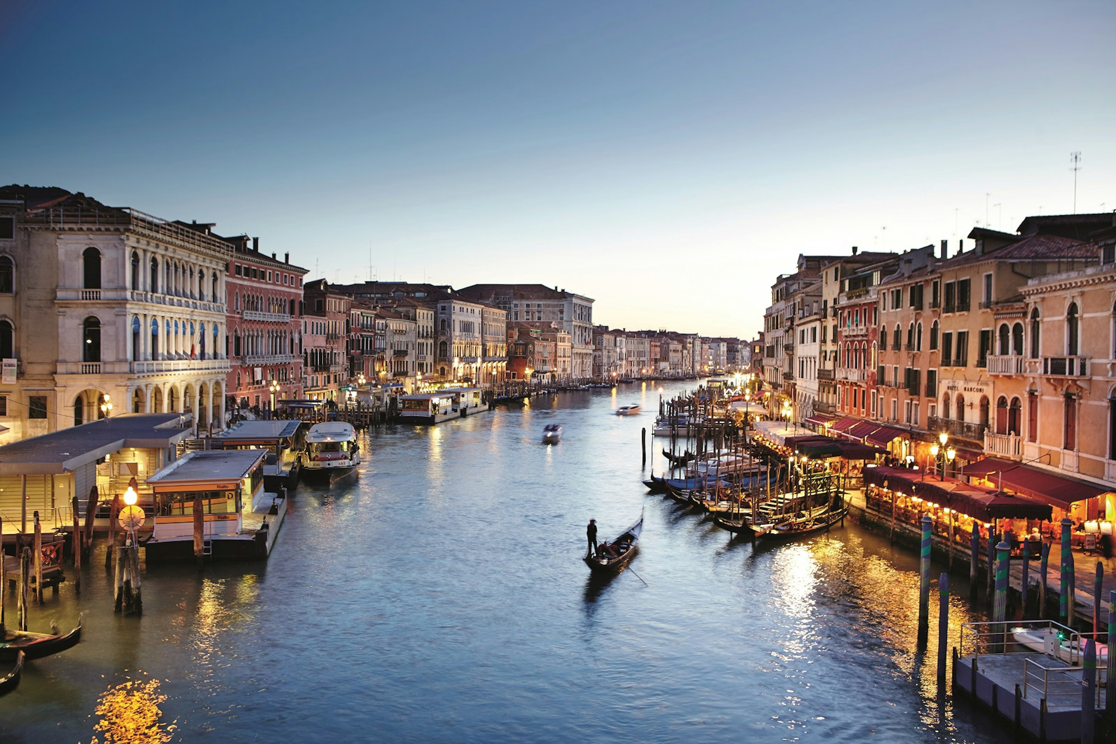 A night-time view from the Rialto Bridge, Venice © Matt Munro / ϰϲʿ¼