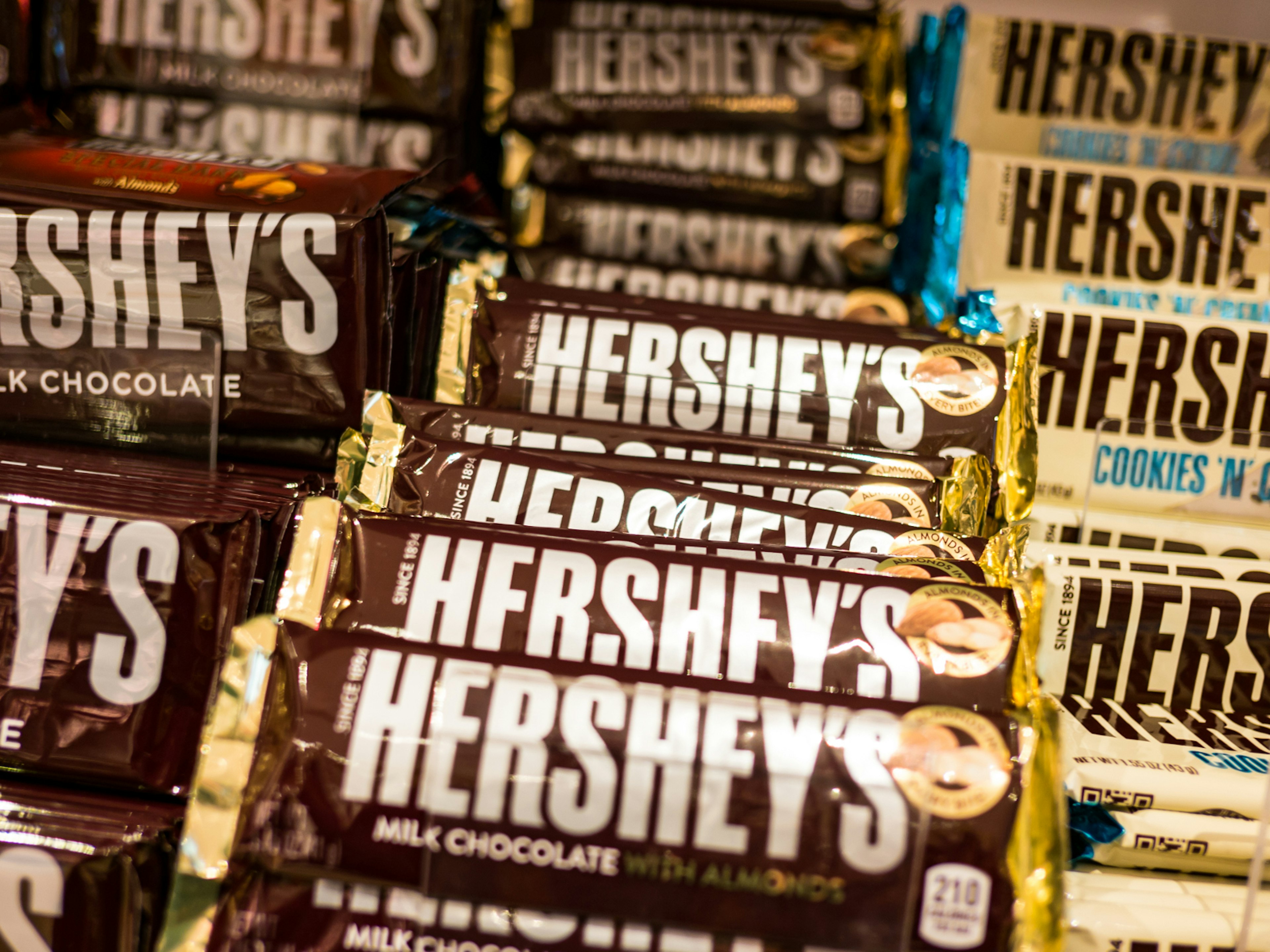 Rows of Hershey's chocolate bars at Hershey's Chocolate World © Thanida Siritan / Shutterstock