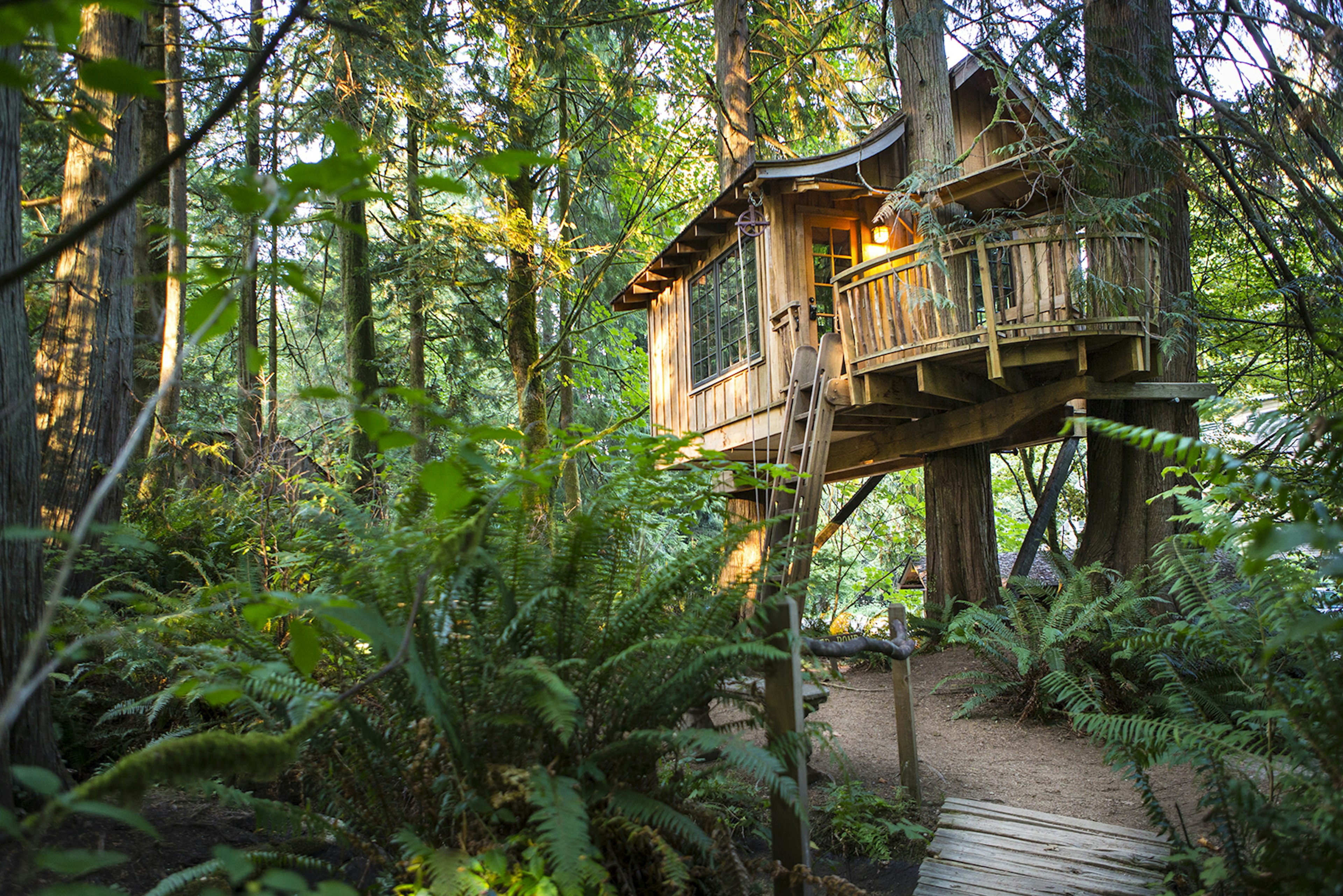 Exterior of one of the lodgings at TreeHouse Point © Adam Crowley (www.adamcrowley.com)