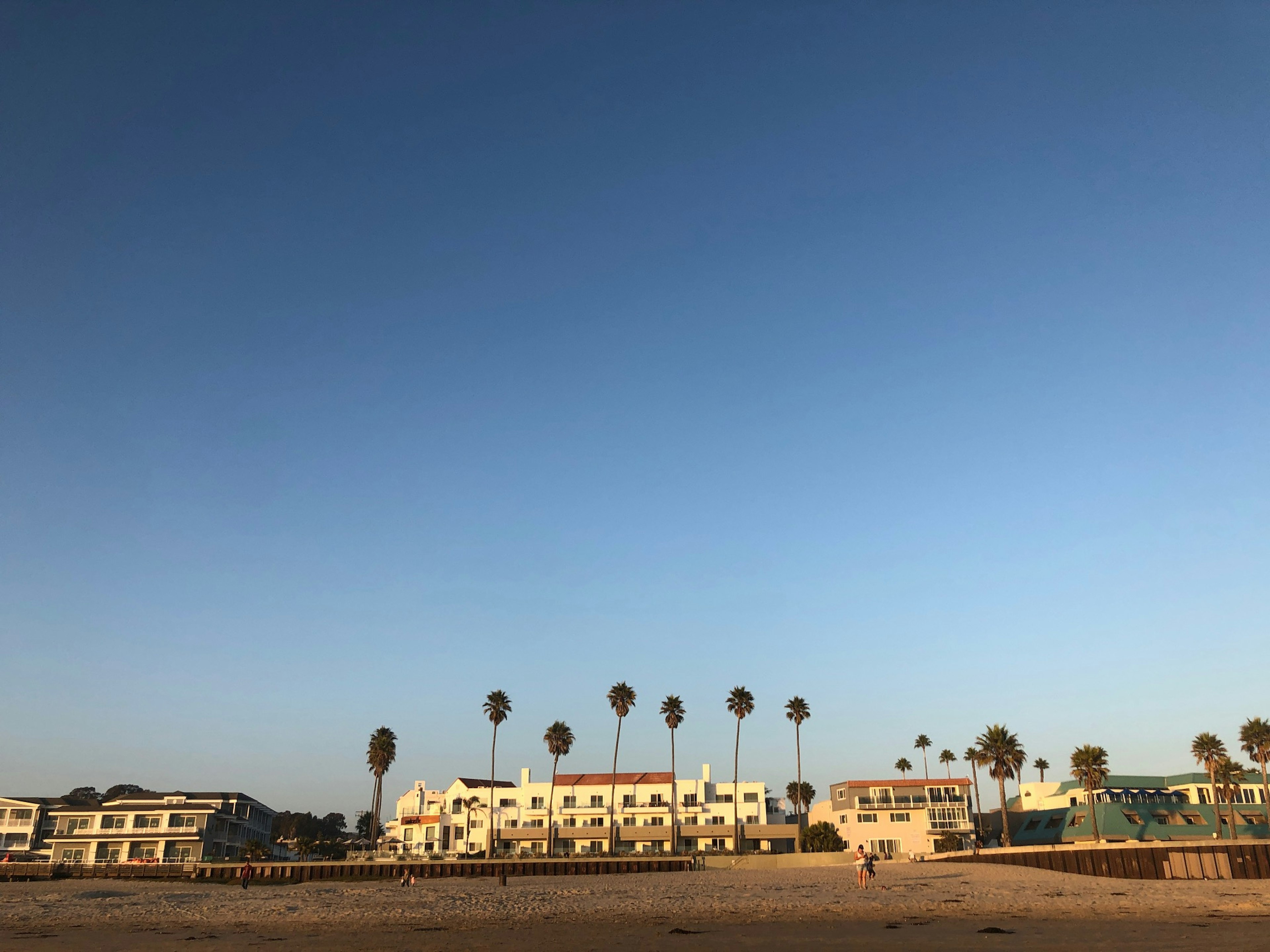 A view of apartments and houses lining the street parallel to Pismo Beach