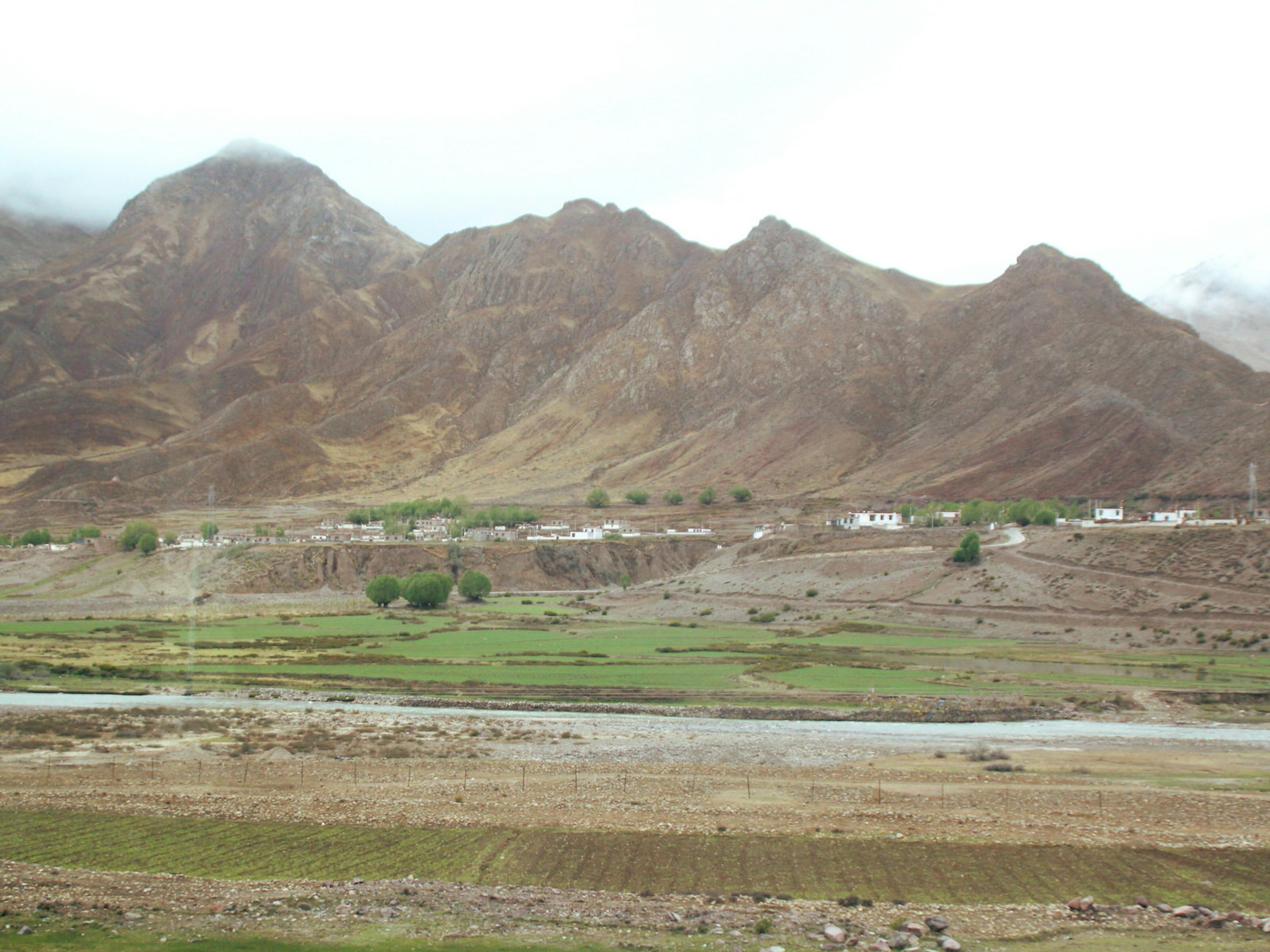 Tibetan villages and arid mountains visible from train windows © Nellie Huang / ϰϲʿ¼