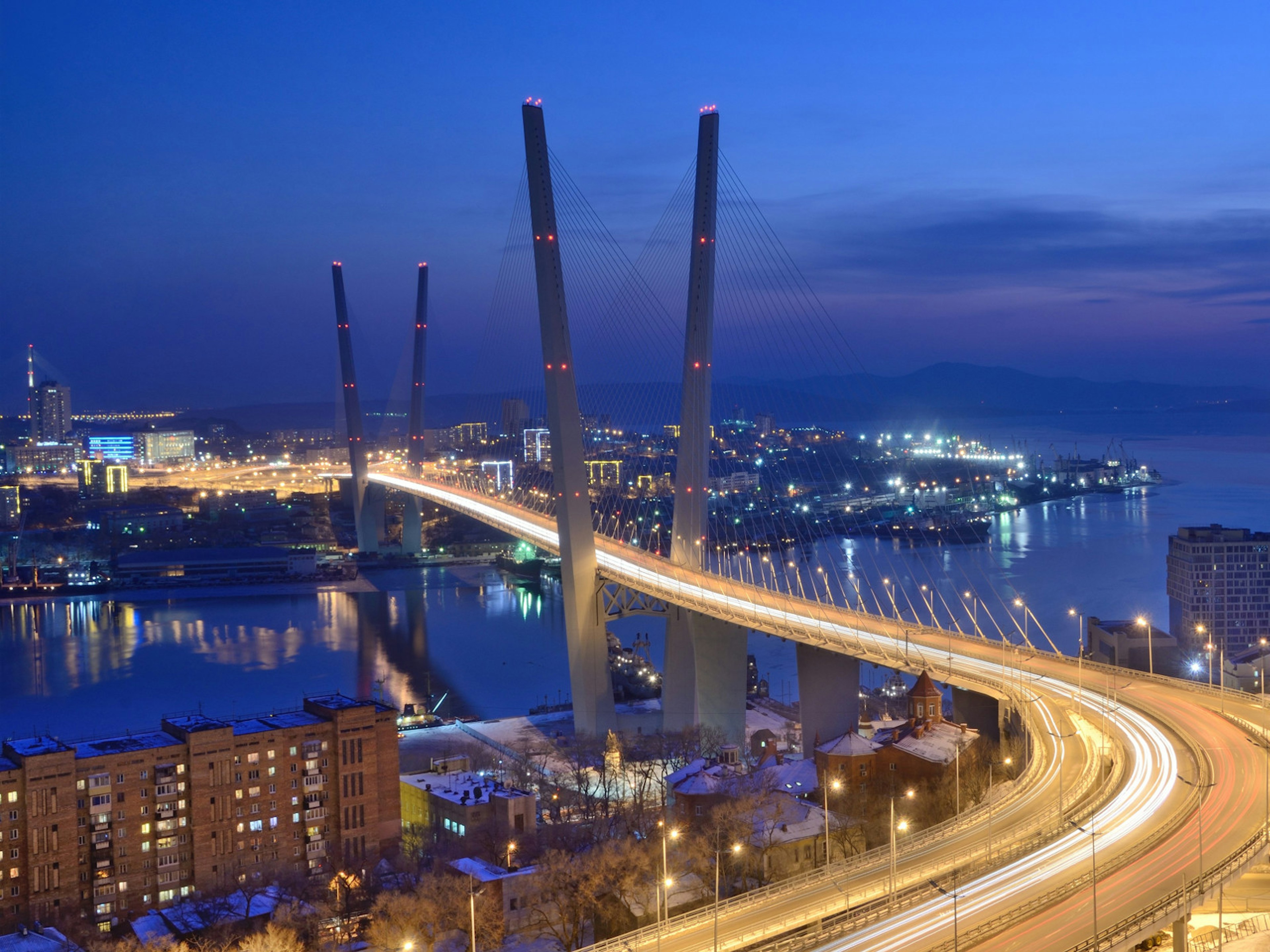 Night falls over the suspension bridge across the Golden Horn Bay in Vladivostok © Ovchinnikova Irina / Shutterstock