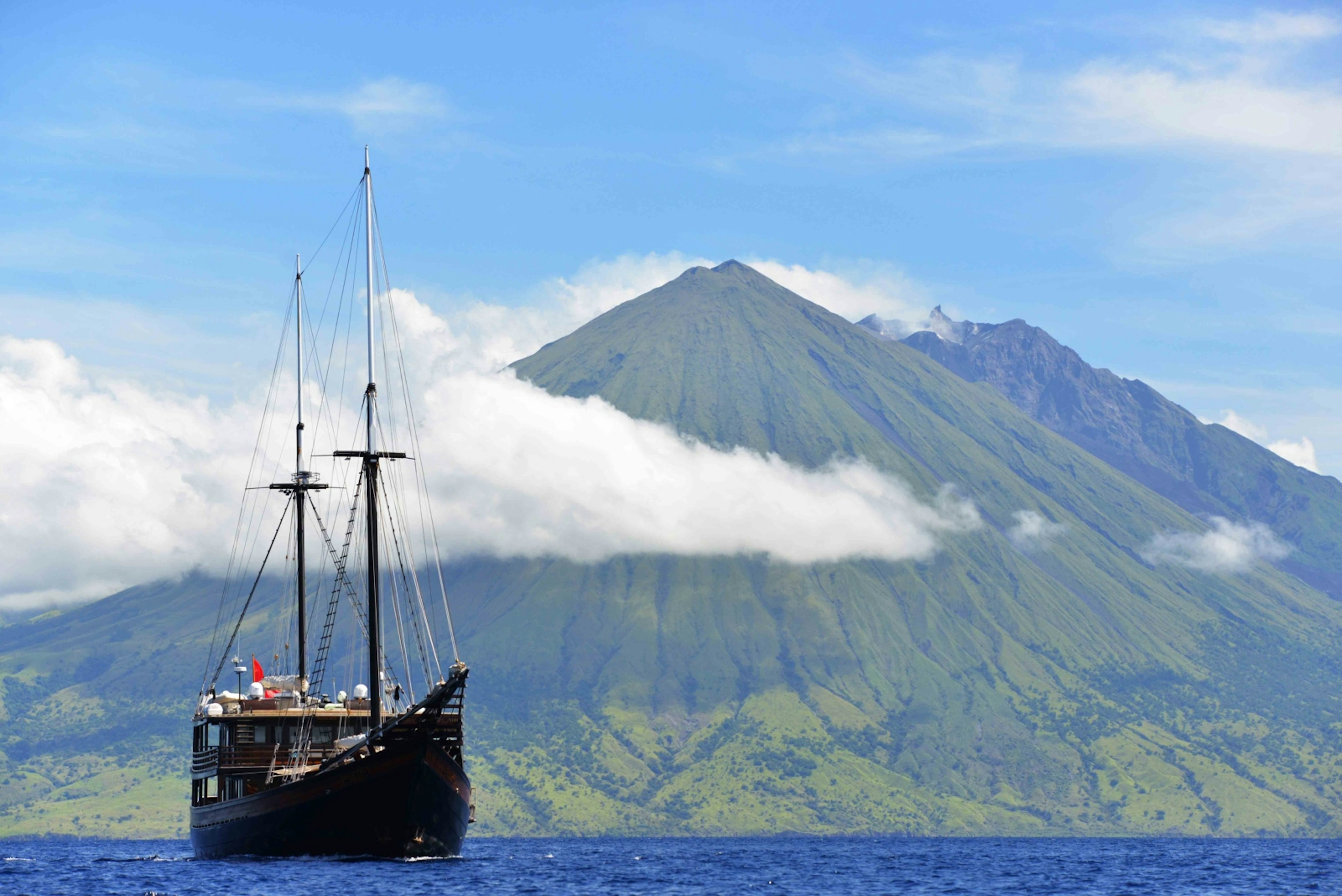 Sangeang Api from sea, off Sumbawa, Indonesia © Mark Eveleigh / ϰϲʿ¼