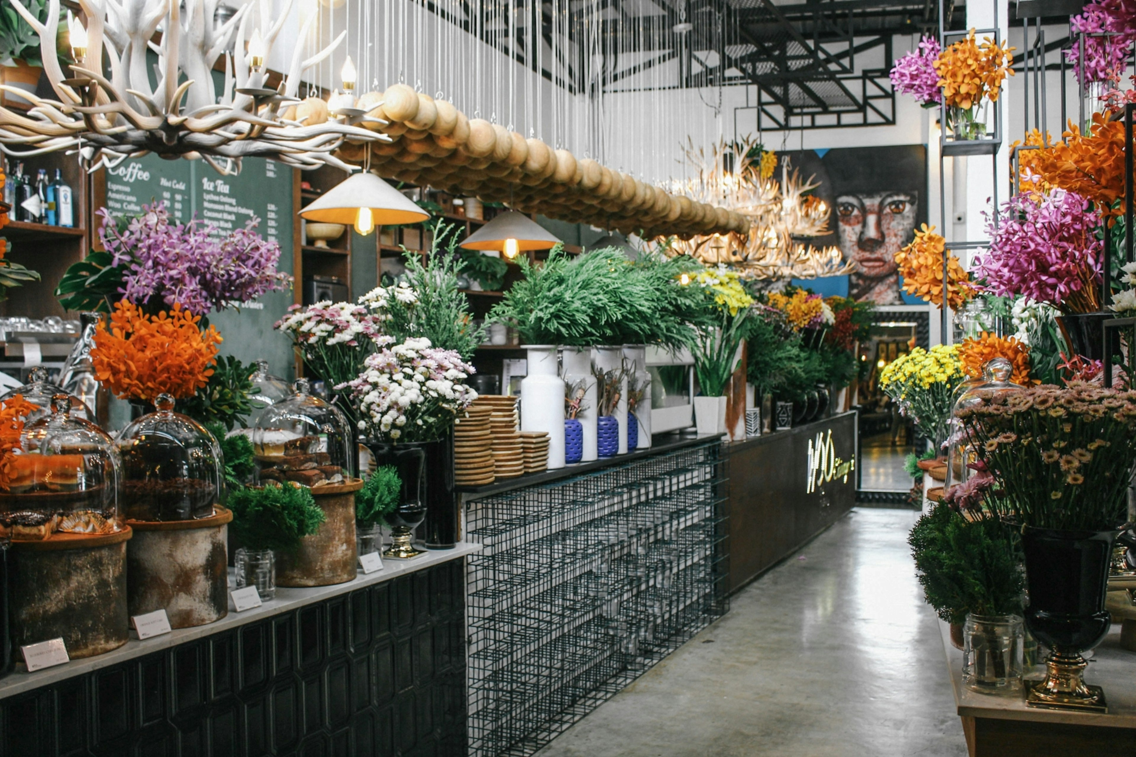 Dine on traditional Thai or Western meals surrounded by foliage at Woo Cafe in Chiang Mai © Alana Morgan / iBestTravel