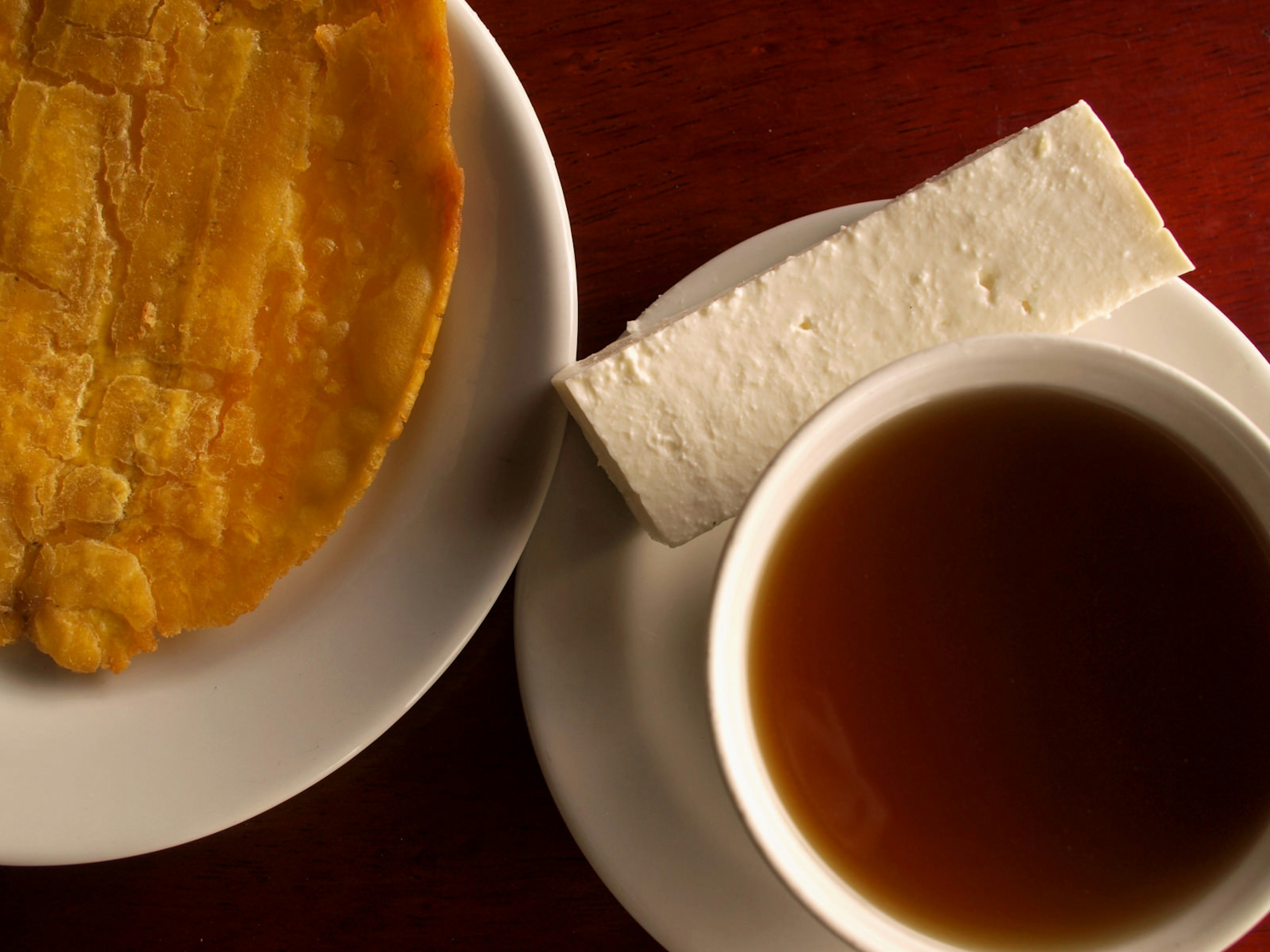 Traditional Colombian aguapanela with cheese and plantain © Agne Alminaite / Shutterstock