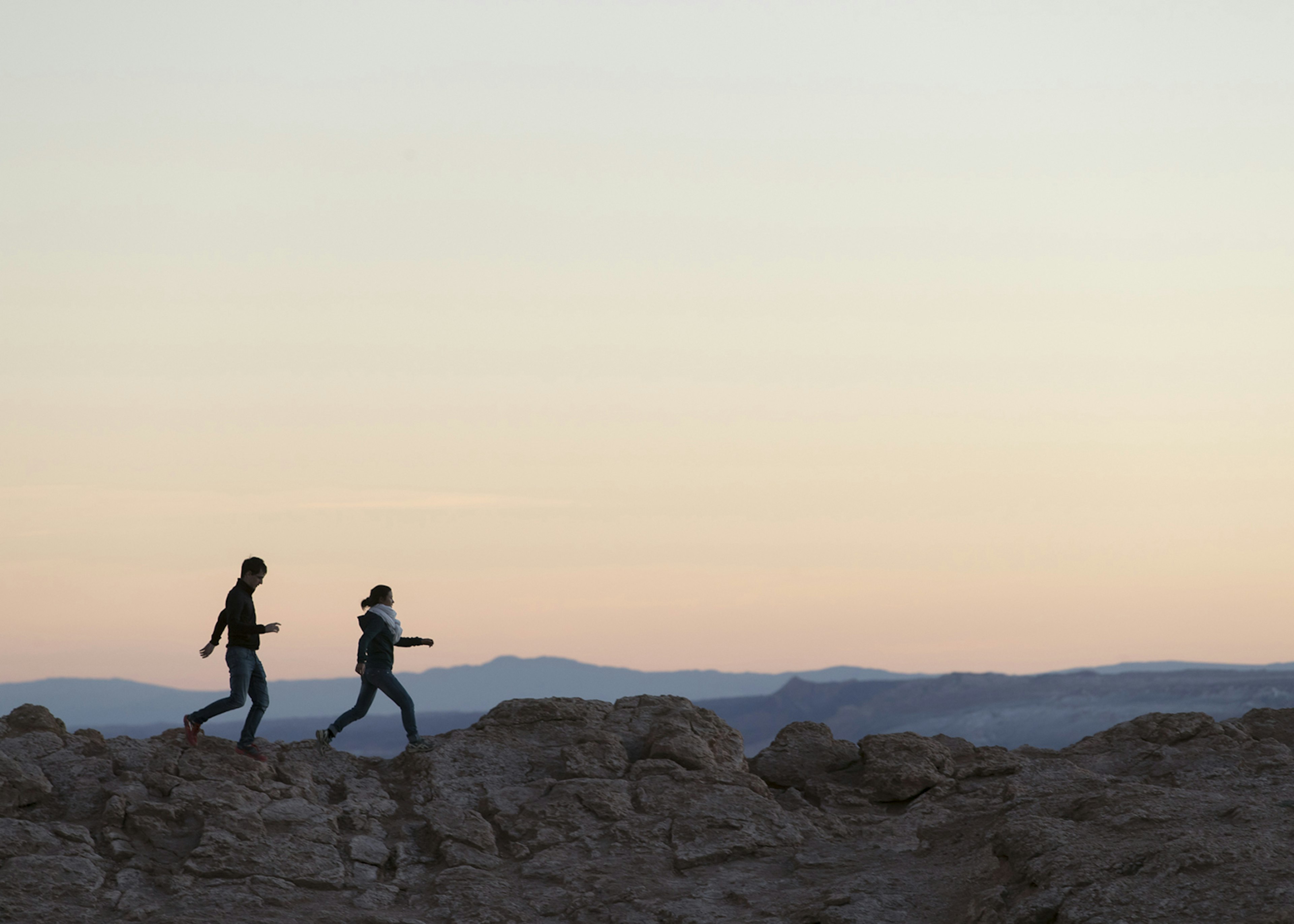 A couple walking along a ridge in the Atacama Desert, Chile © Philip Lee Harvey / ϰϲʿ¼