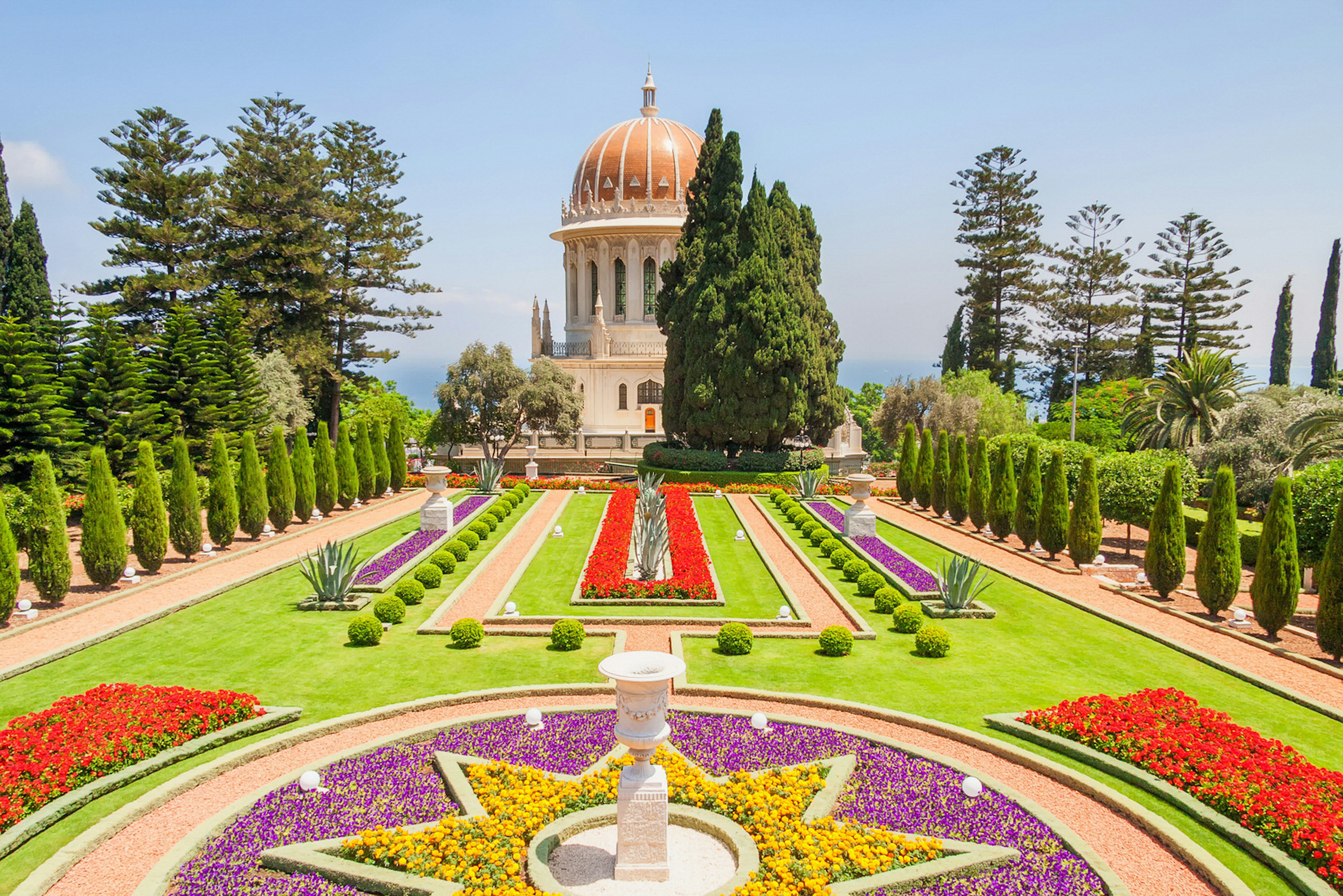 View of beautiful Baha'i garden with Shrine of Bab. Haifa, Israel © Shujaa_777 / Shutterstock