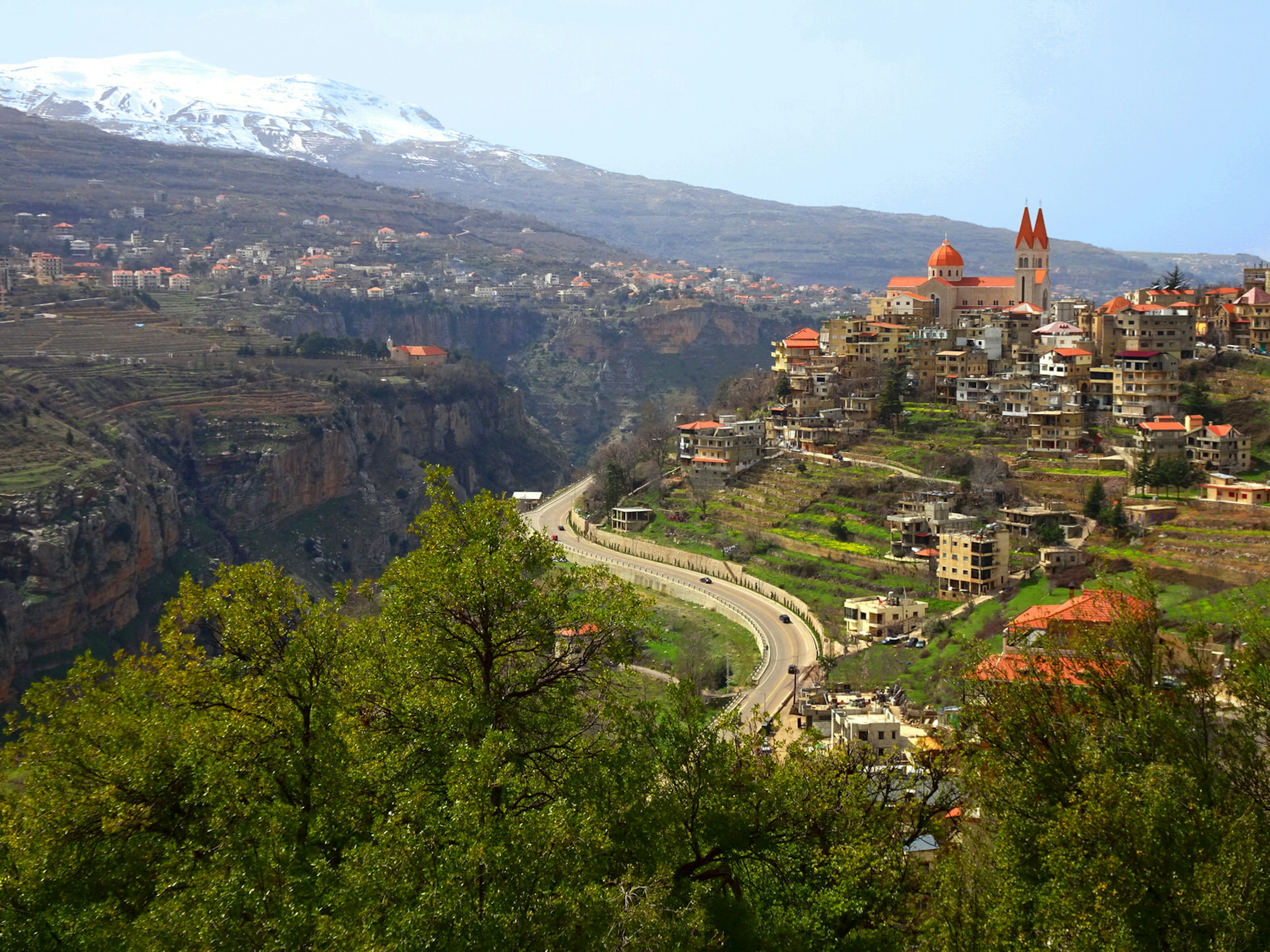 Hill town of Bcharre and Qadisha Valley © Kristhai / Shutterstock