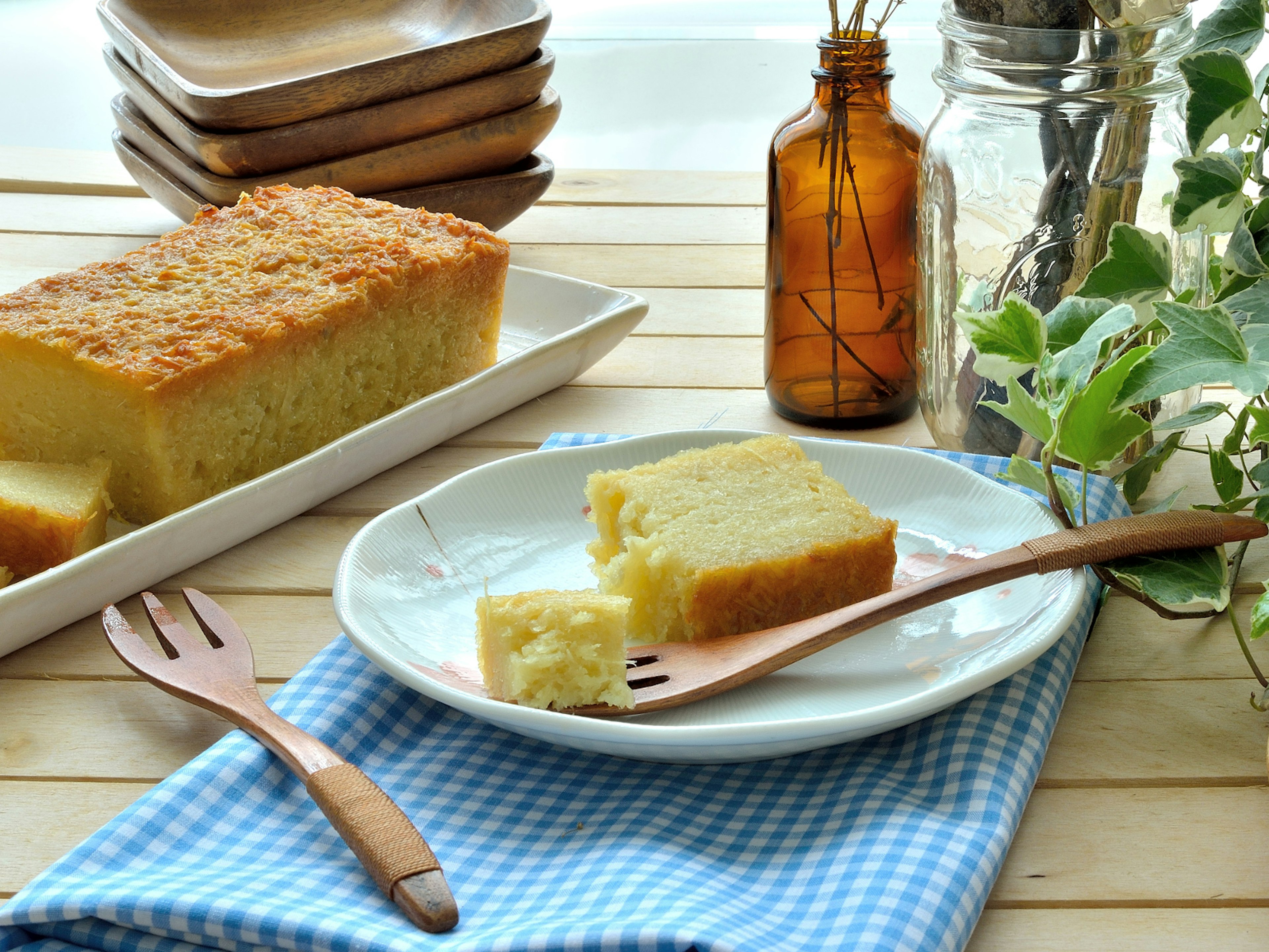 Caribbean cassava cake, made from grated cassava, coconut milk, brown sugar and spices © Shirley Phoon / Shutterstock