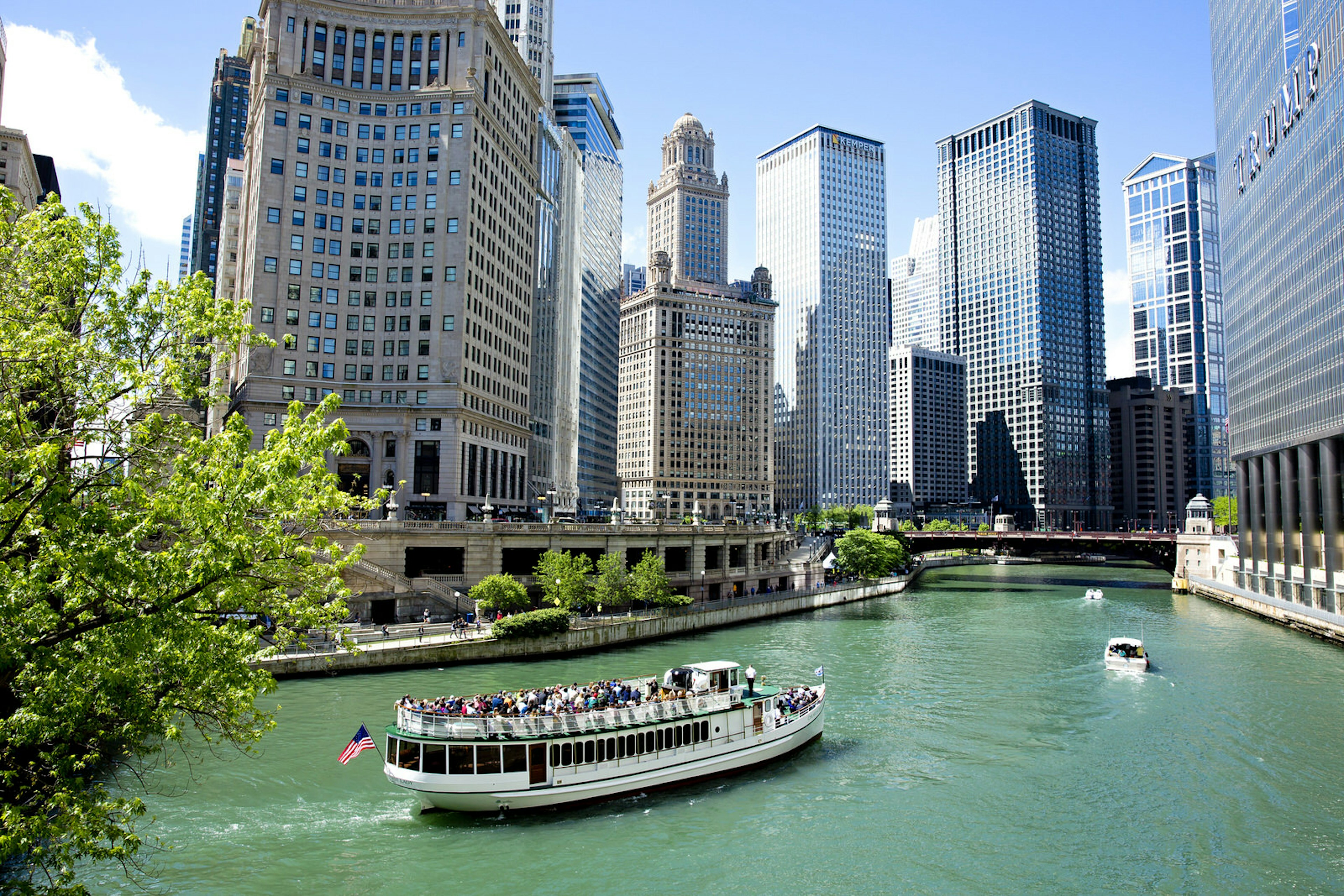 A boat tour on the Chicago River © Iris van den Broek / Shutterstock