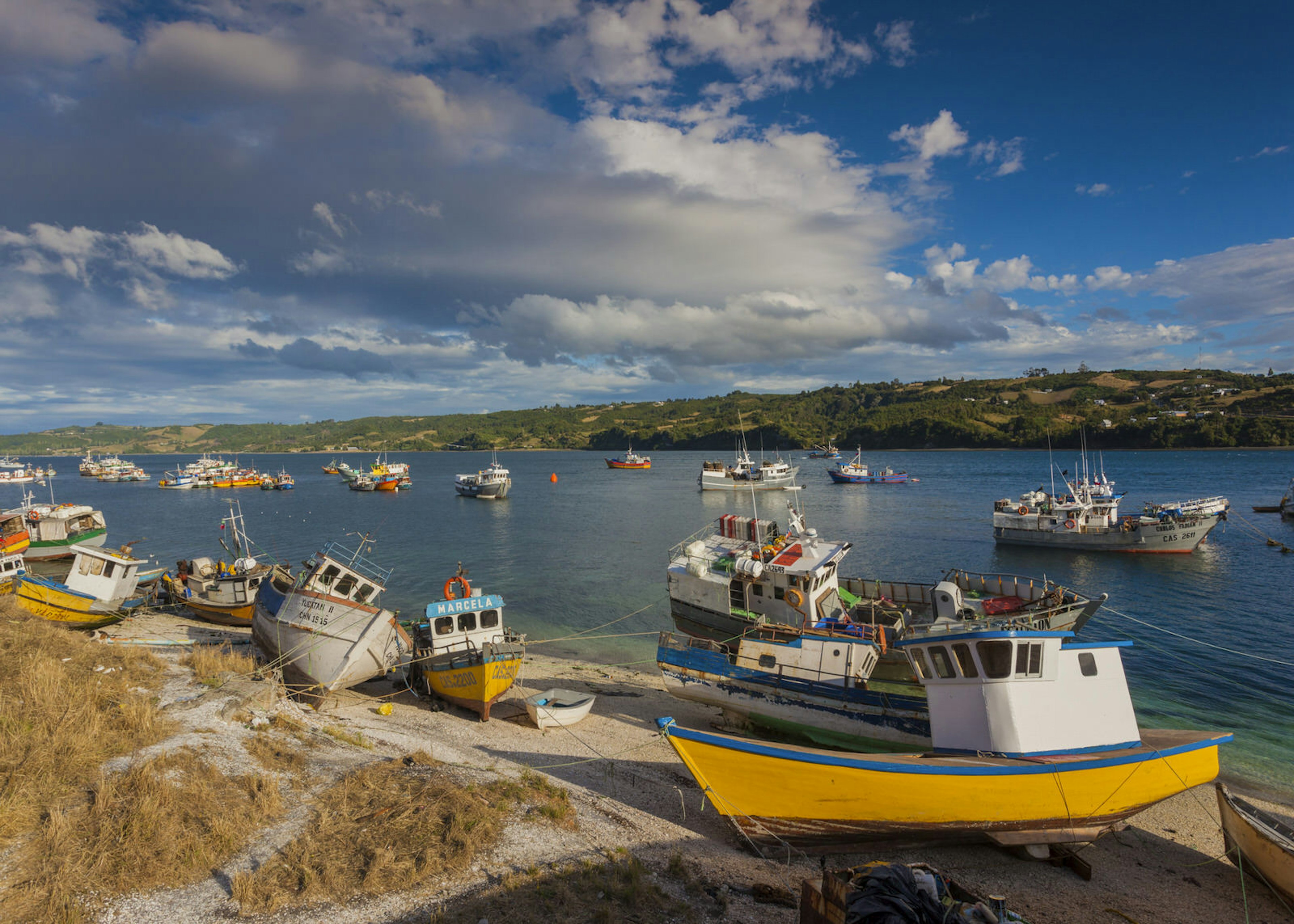 Fishing boats off the coast of Chiloe © Walter Bibikow / Getty Images