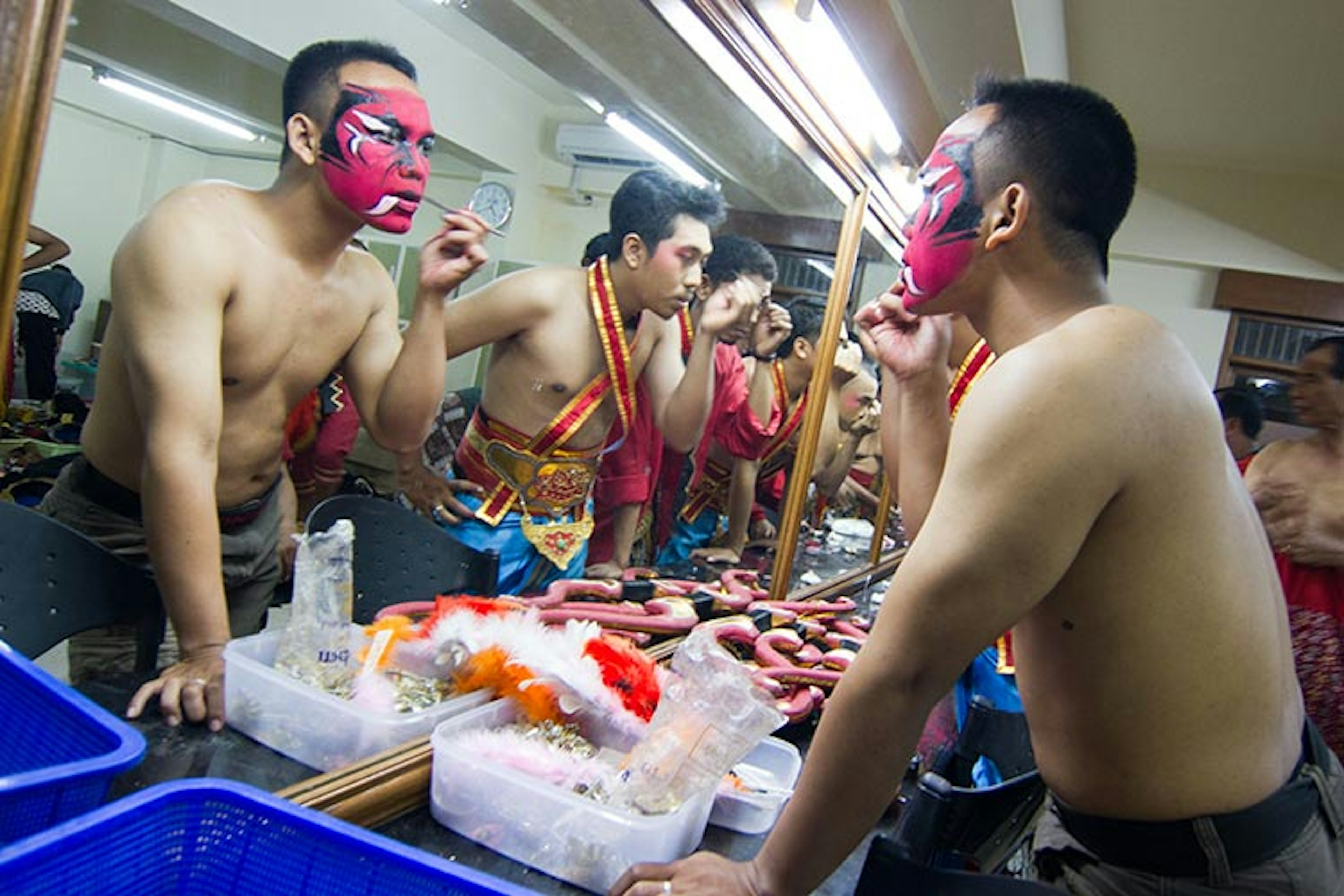 Dancers preparing for a performance. Image by Stuart Butler / ϲʼʱ.