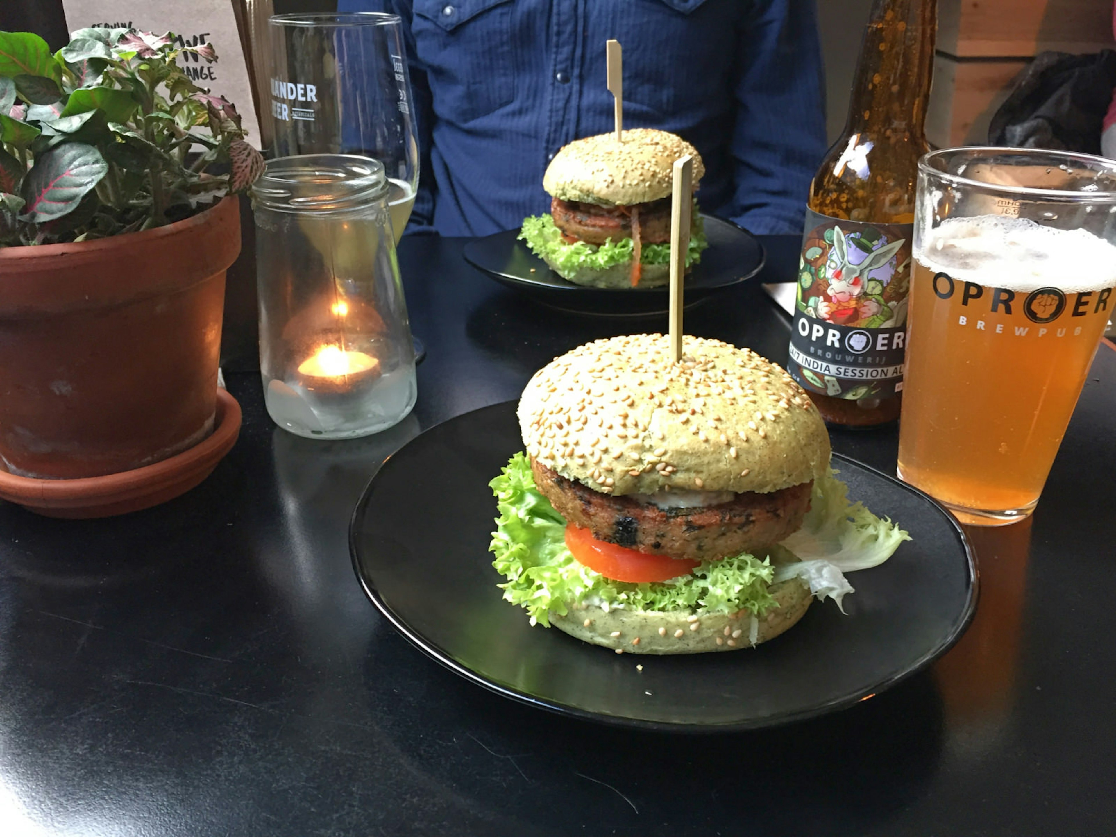 A burger and beer at The Dutch Weed Burger Joint in Amsterdam © Claire Bissell / ϰϲʿ¼