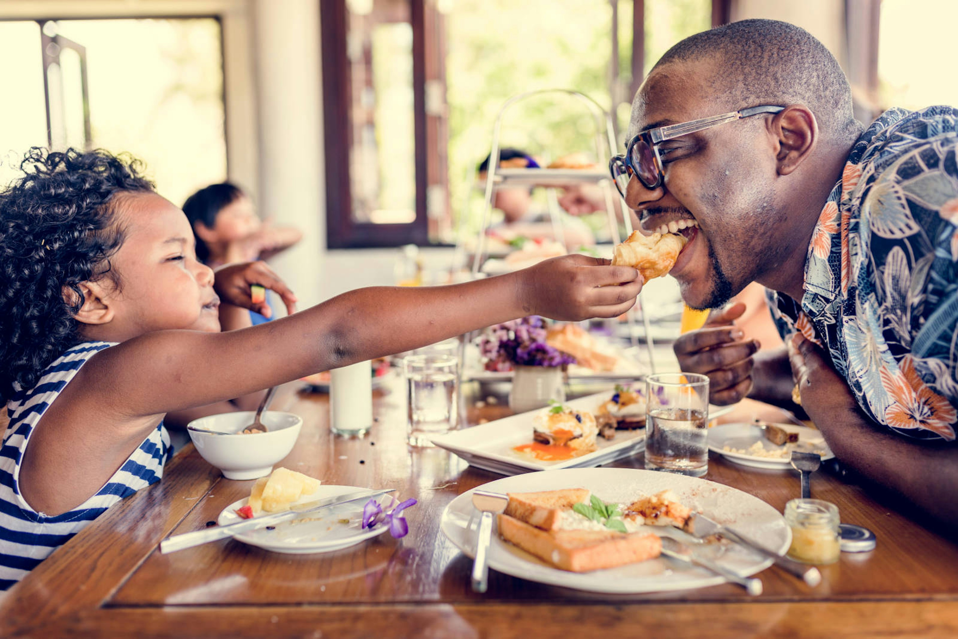 Father and daughter eating breakfast © Rawpixel.com / Shutterstock