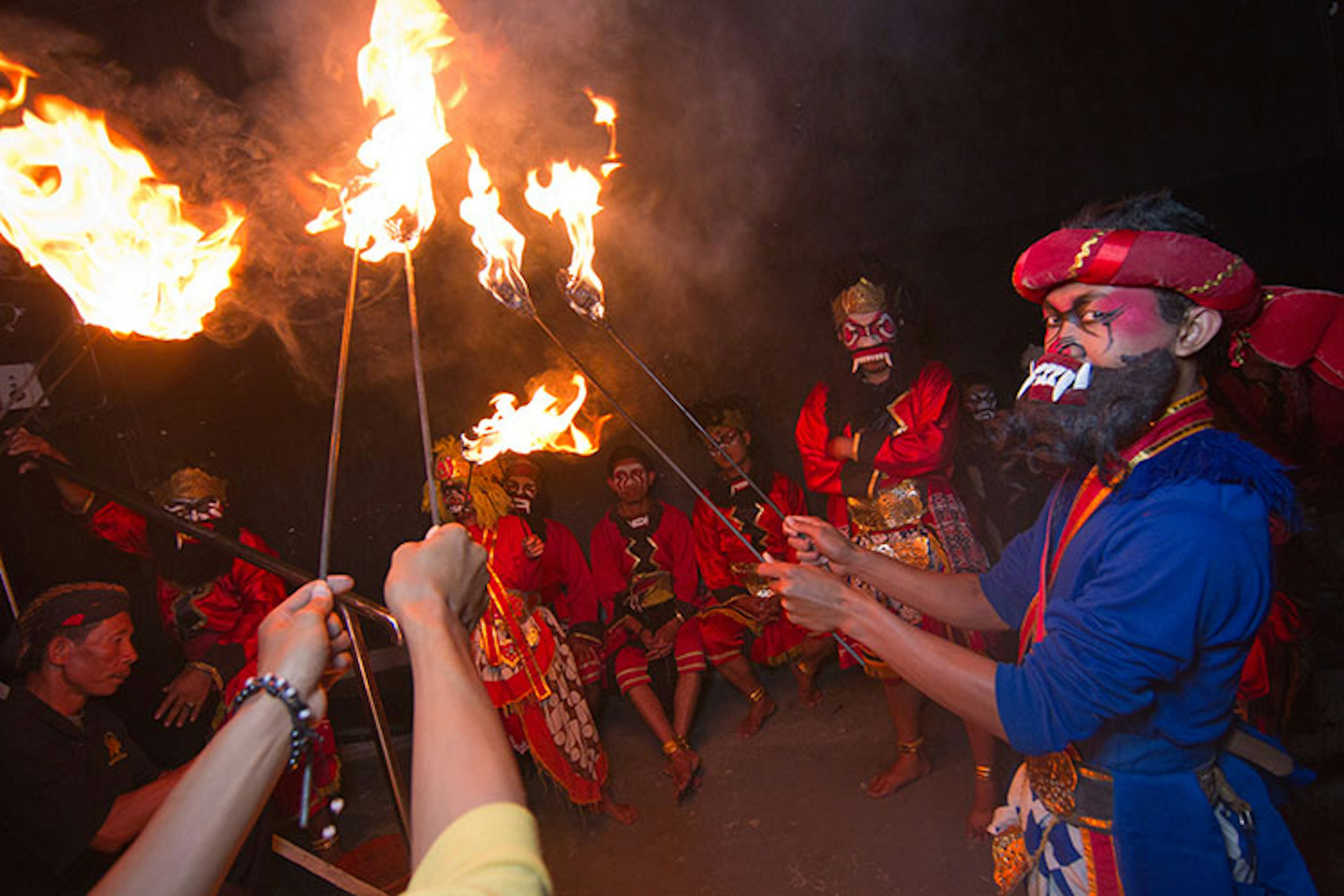 Members of the 'monkey army' holding burning torches. Image by Stuart Butler / ϲʼʱ.