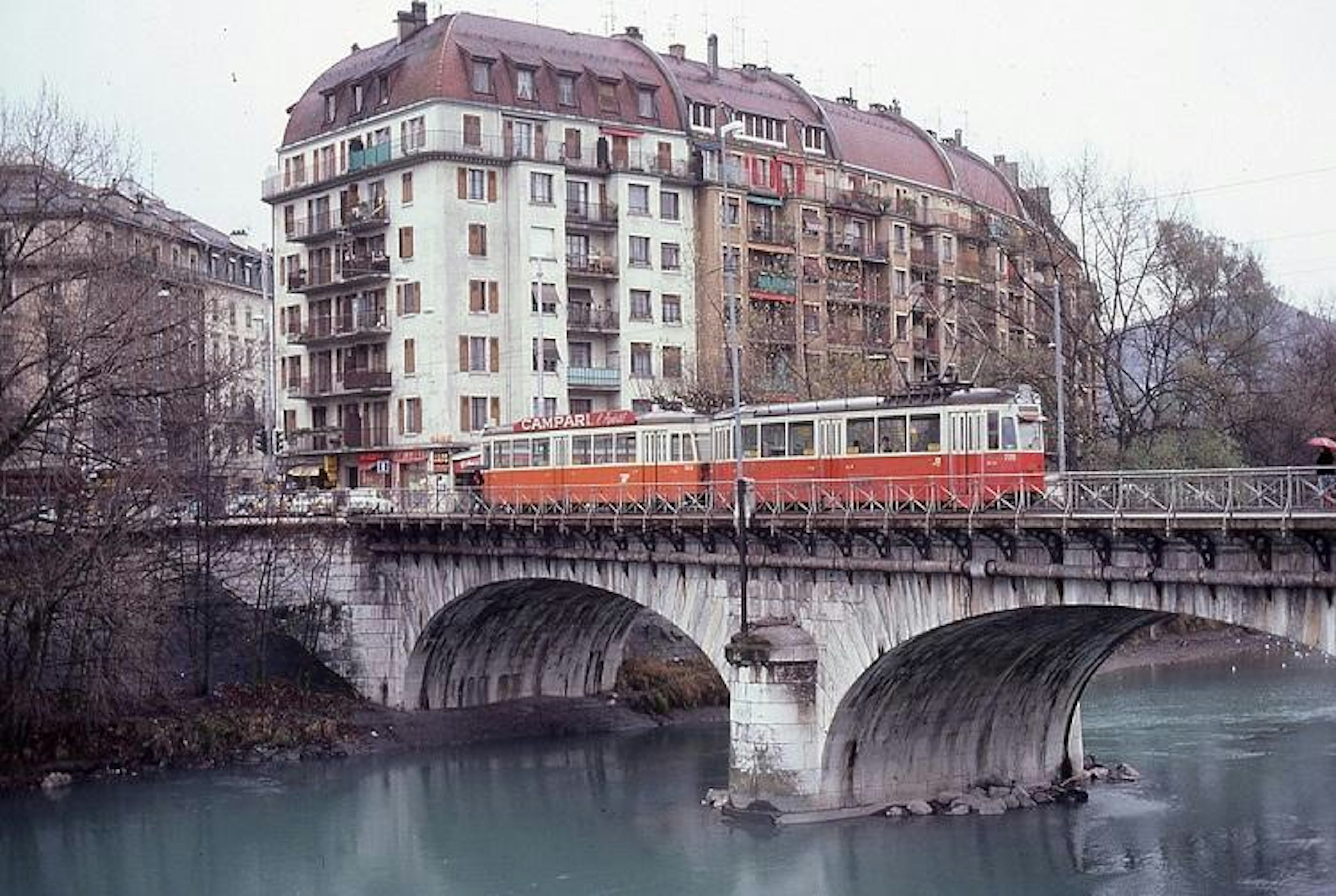 A tram crossing a bridge in Geneva. Image by Alain GAVILLET /CC BY 2.0.