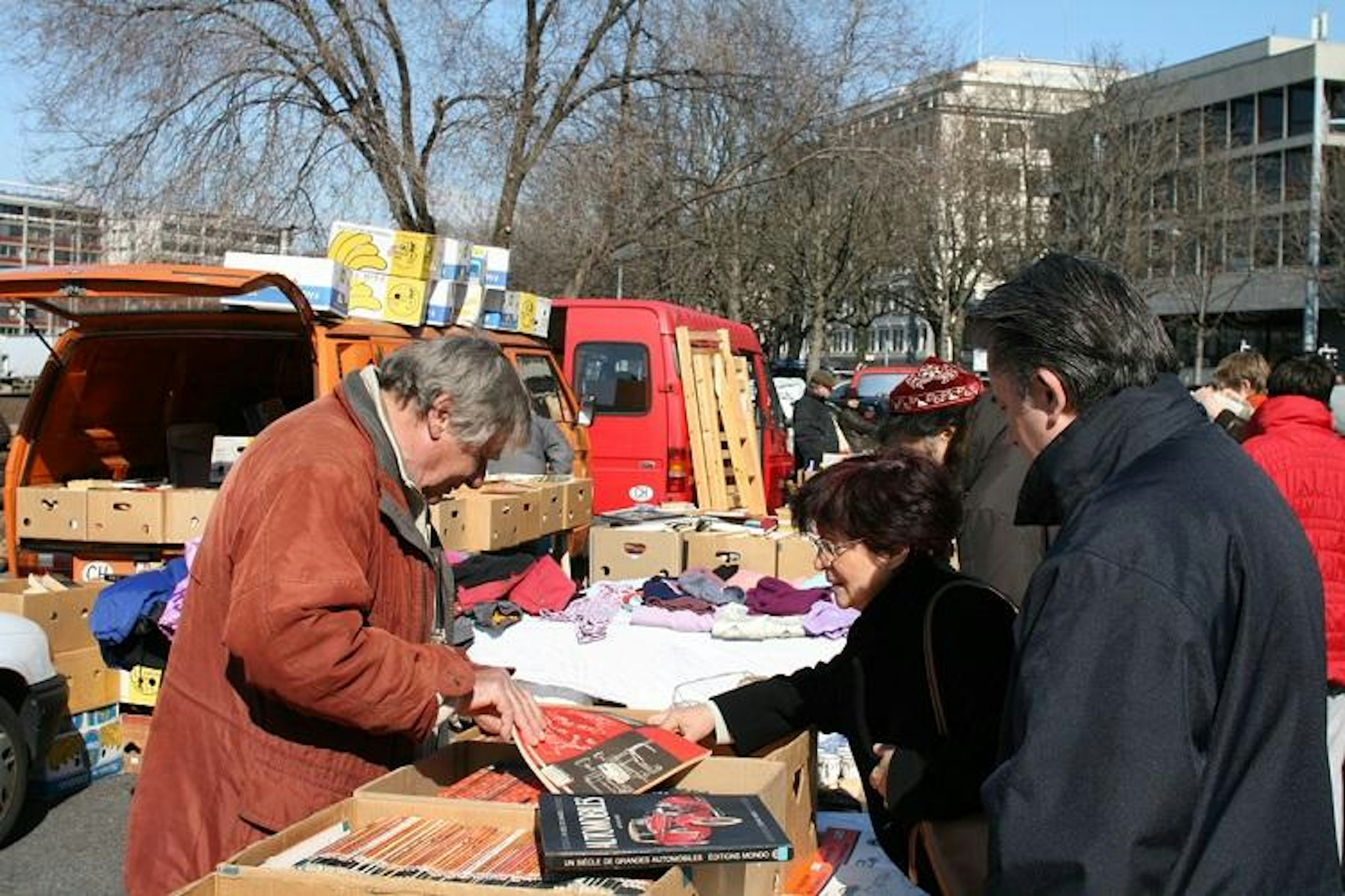 Plainpalais flea market. Image by Nicolas Nova / CC BY 2.0.