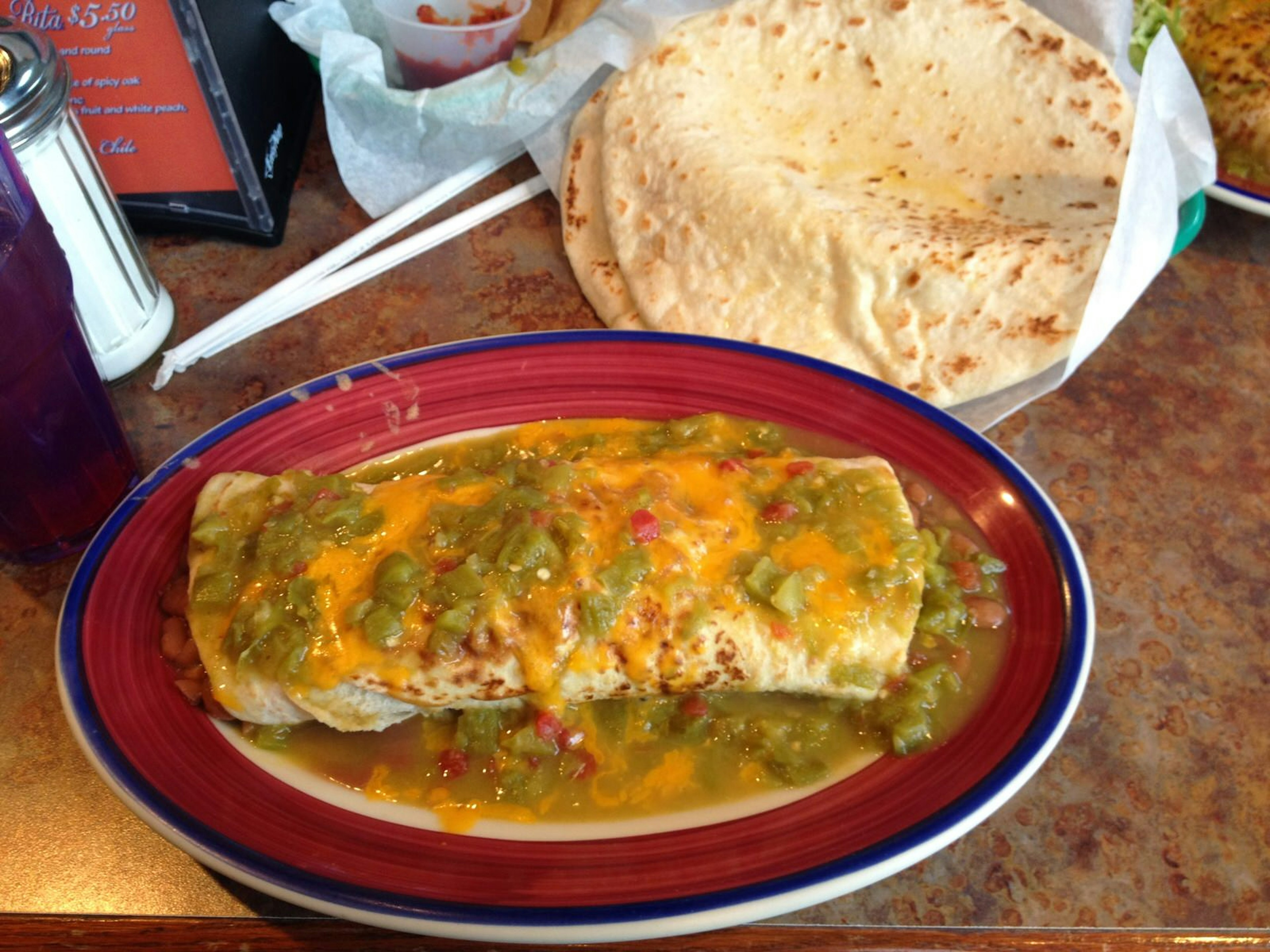 Burrito smothered in cheddar cheese and green chile at Duran's Station in Albuquerque © Megan Eaves / ϰϲʿ¼