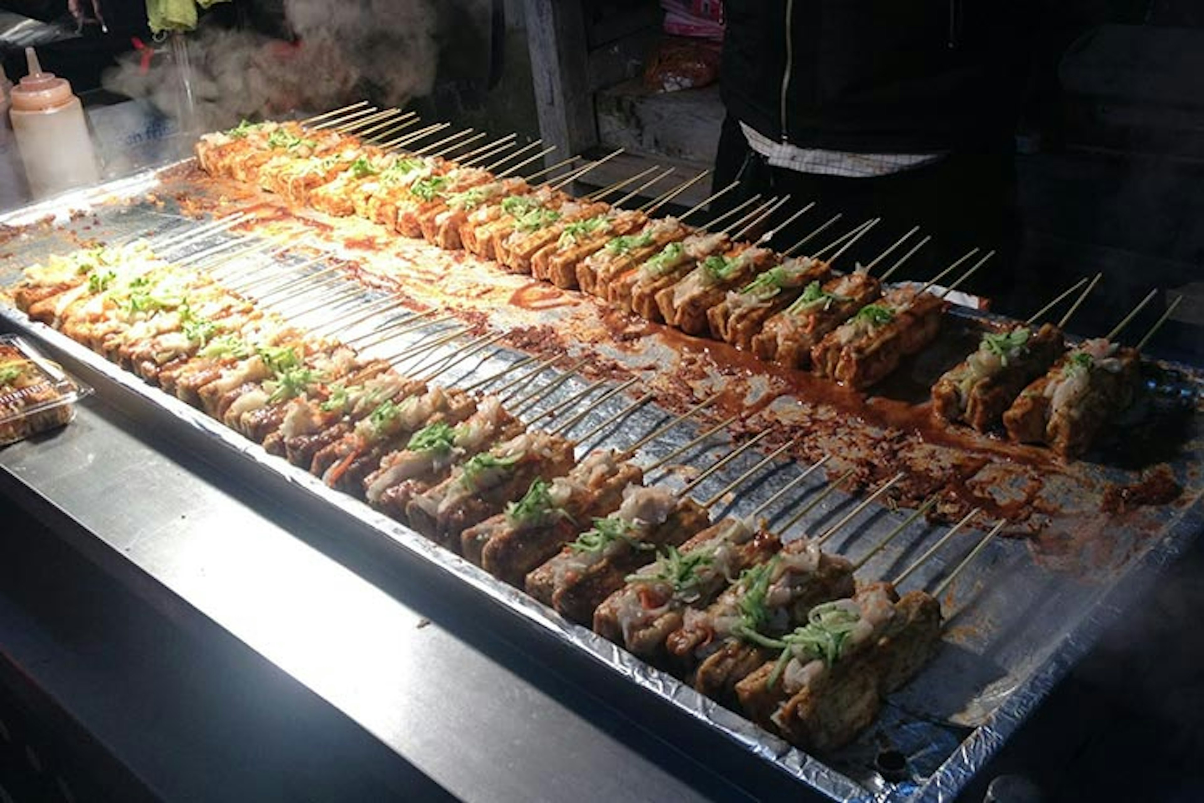 Pungent tofu kebabs on a street-side grill in Taiwan. Image by Megan Eaves / ϰϲʿ¼.