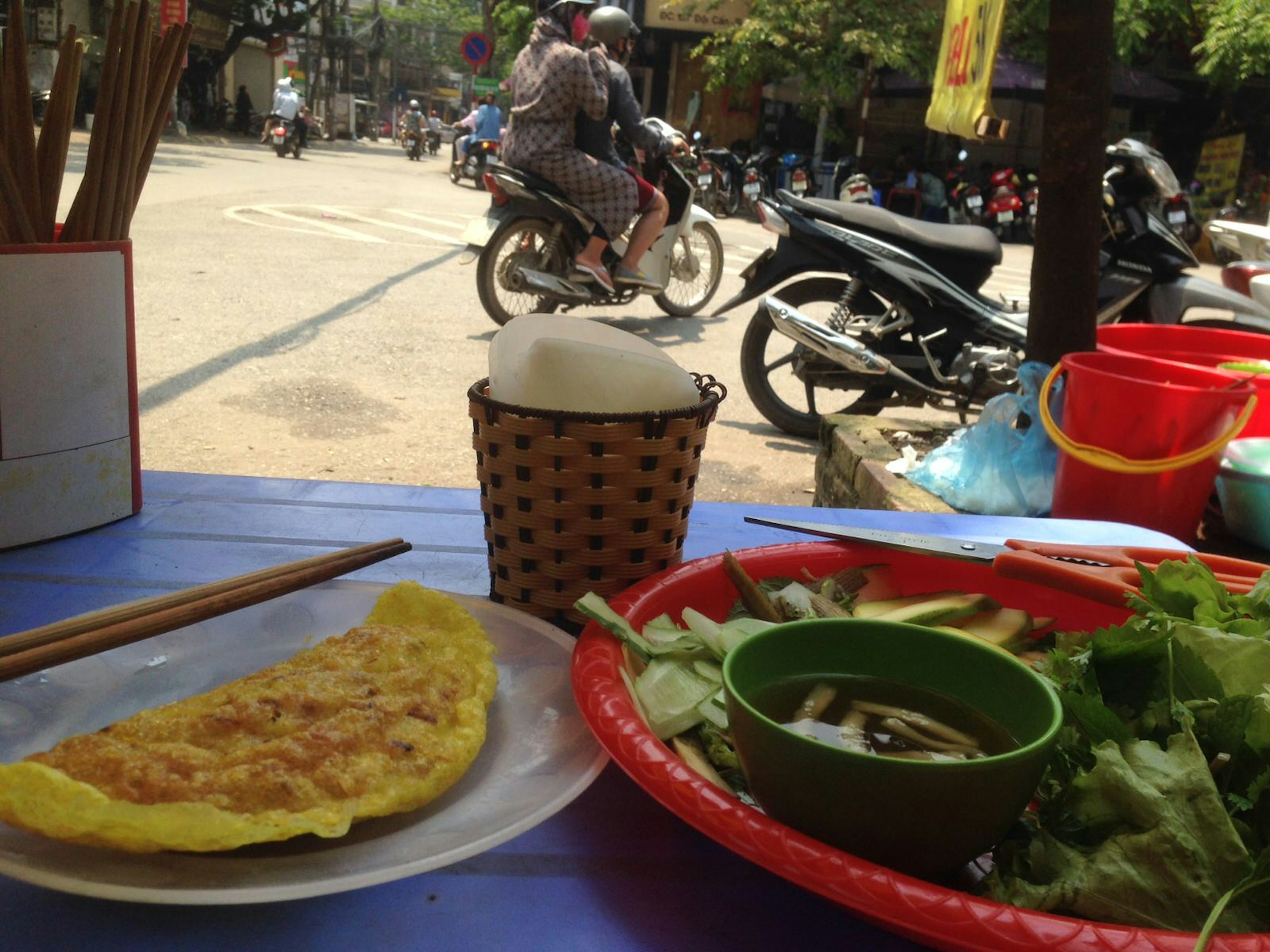 A streetside meal of banh xeo