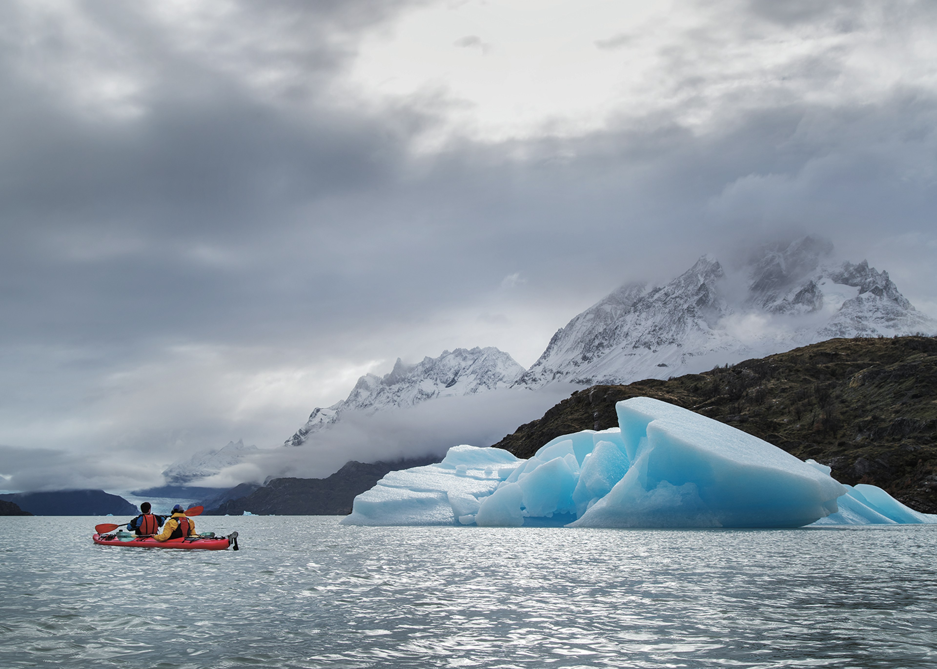 Kayakers near an iceberg on Grey Lake, Chilean Patagonia © Philip Lee Harvey / ϰϲʿ¼