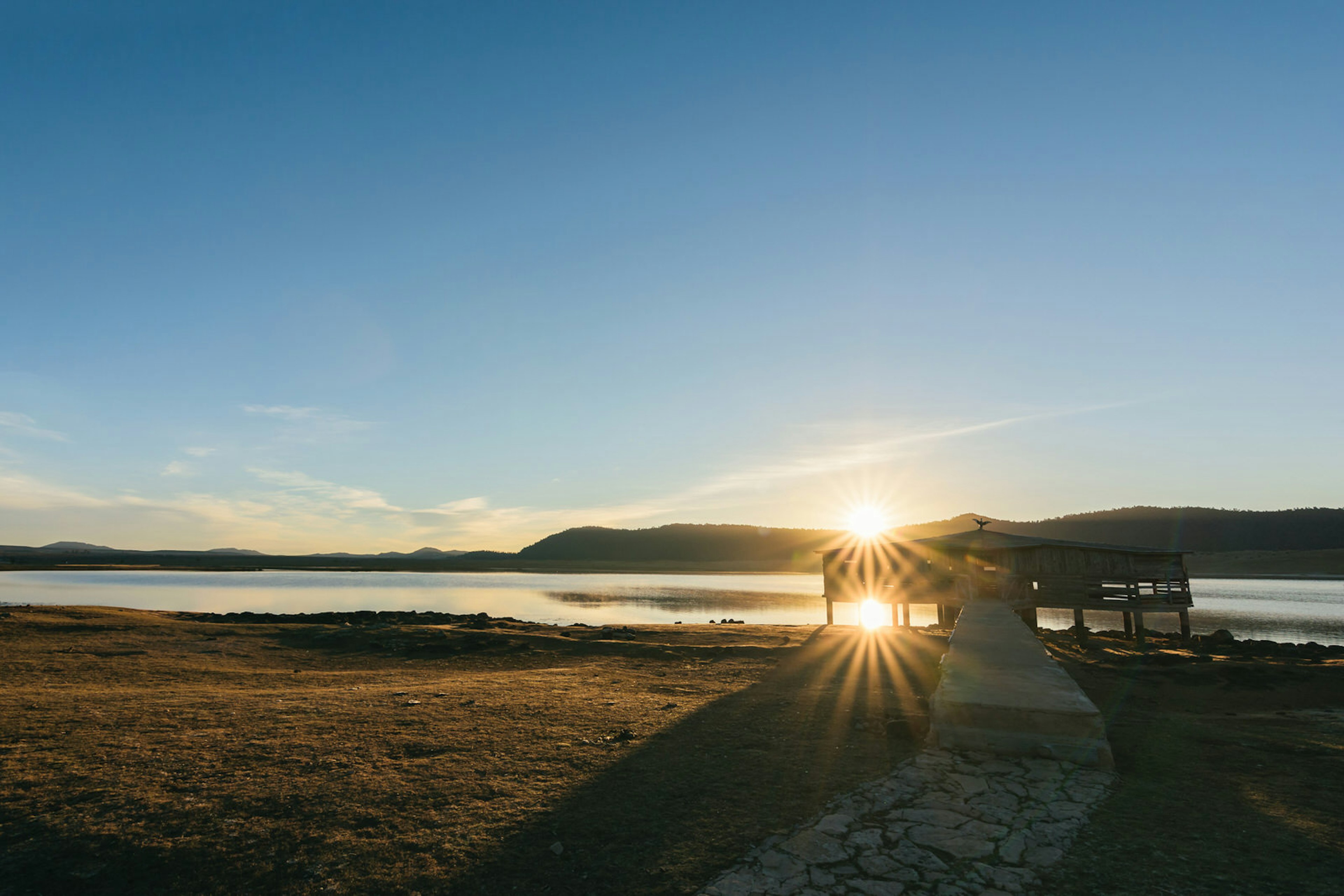 Sunrinse Lac Afenourir near Azrou, Ifrane, Morocco © Julian Schaldach / Shutterstock