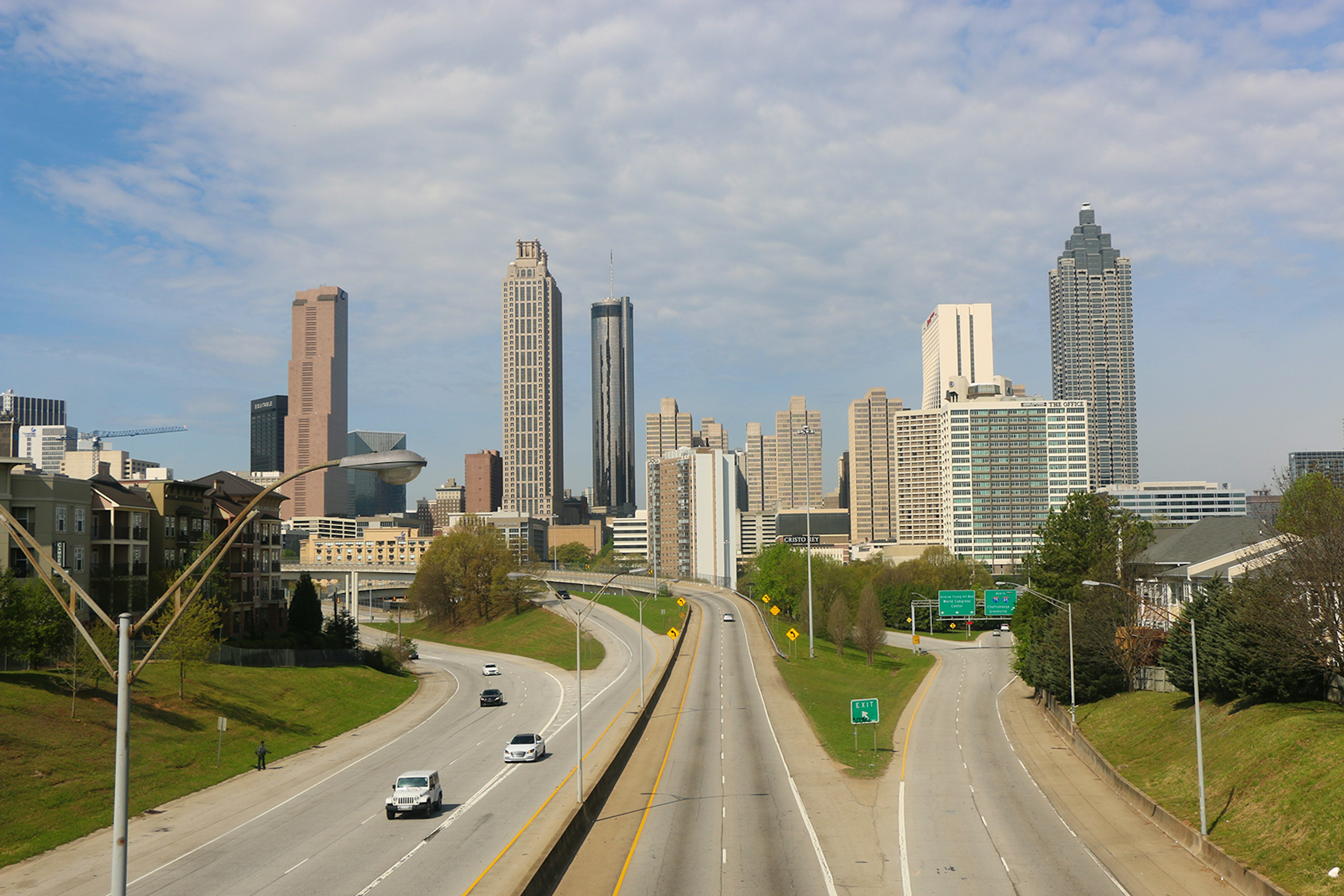 The Atlanta skyline behind a shockingly quiet interstate on a sunny day © Ni'Kesia Pannell / ϲʼʱ