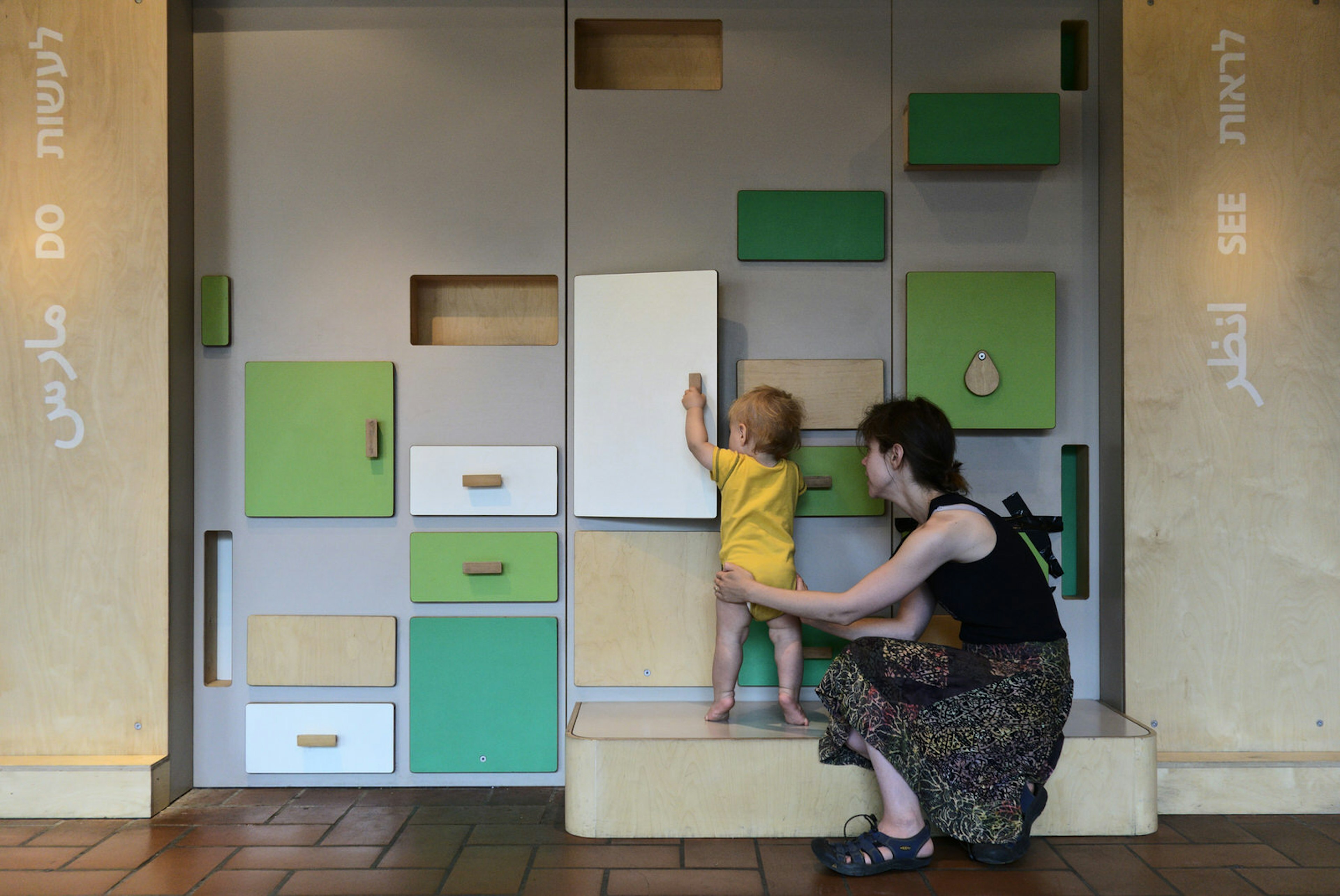 Child exploring exhibits at the Israel Museum in Jerusalem. Image by Jan Hon / ϰϲʿ¼