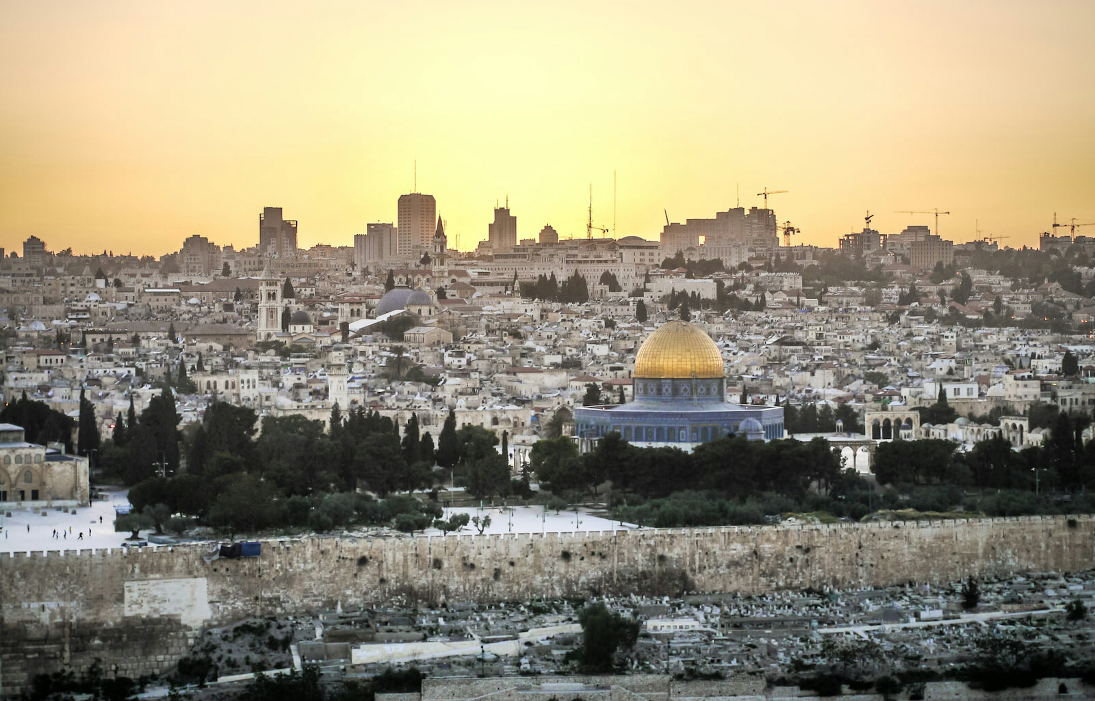 Jerusalem seen from the Mount of Olives after sunset © Daniel Frauchiger / Getty Images