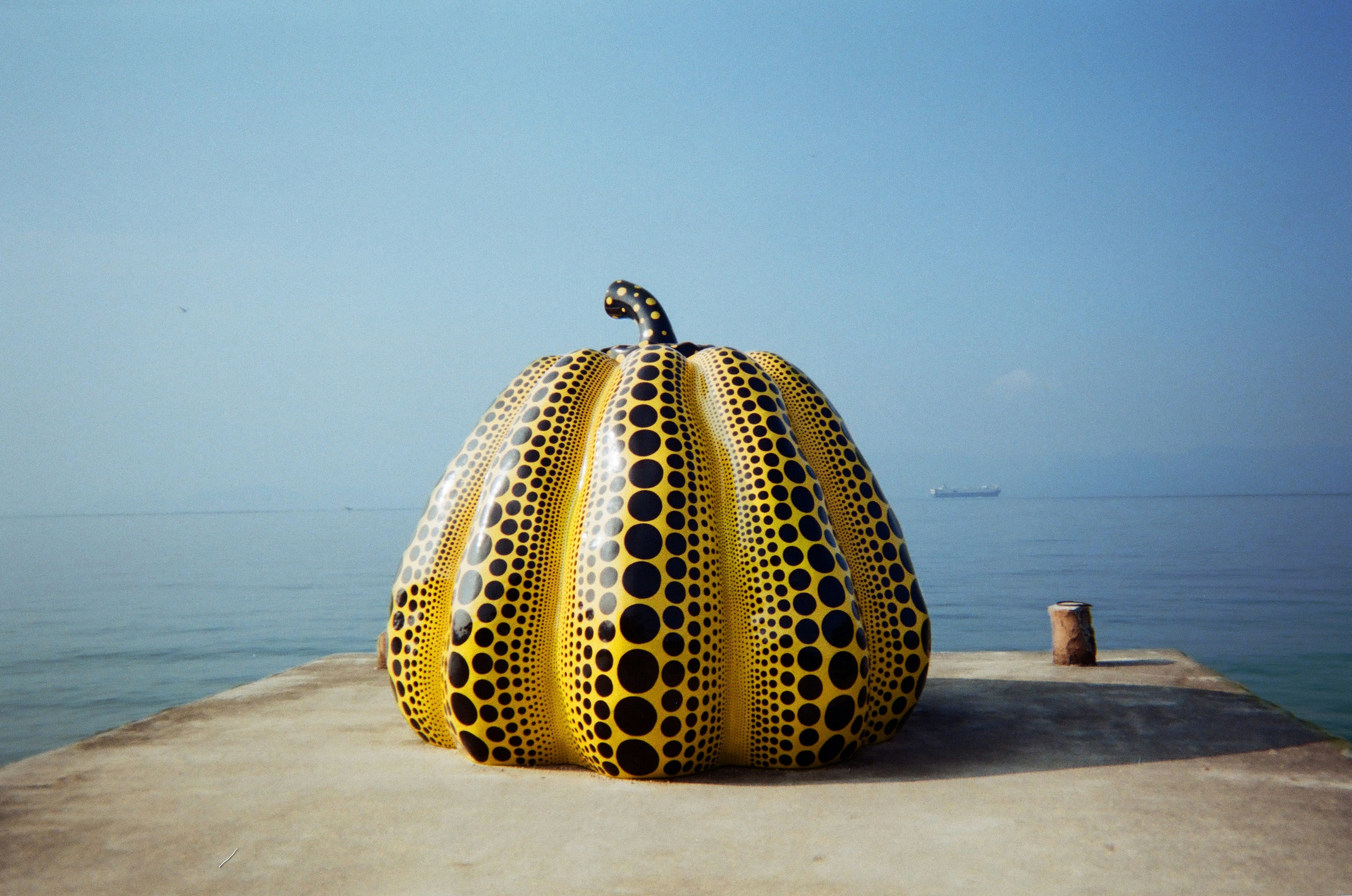 kagawa-big-yellow-pumpkin.jpg