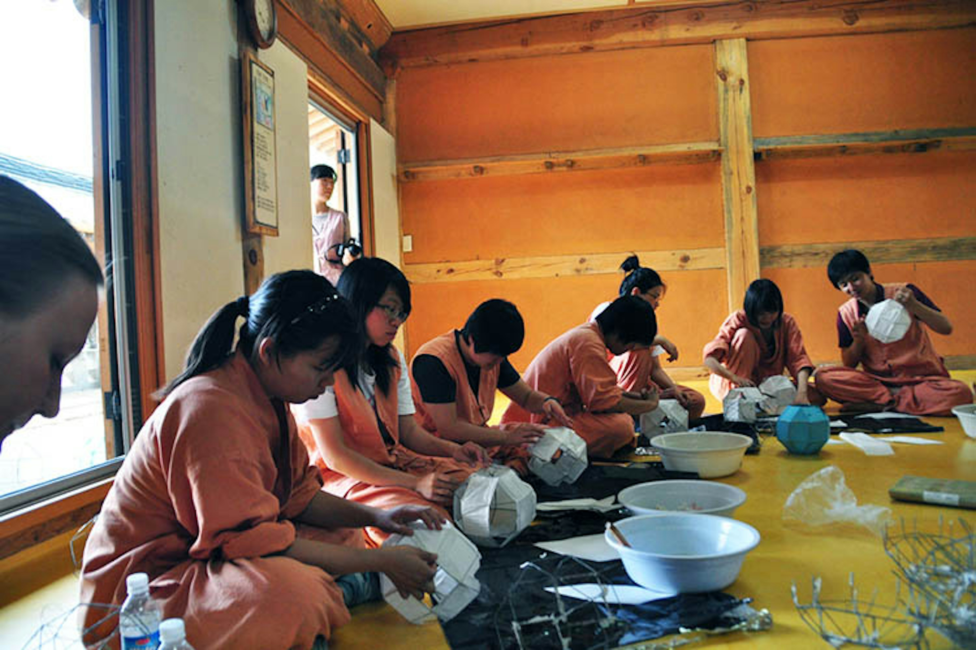 Lantern-making is a common templestay activity. Image by Jordi Sanchez Teruel / CC BY-SA 2.0