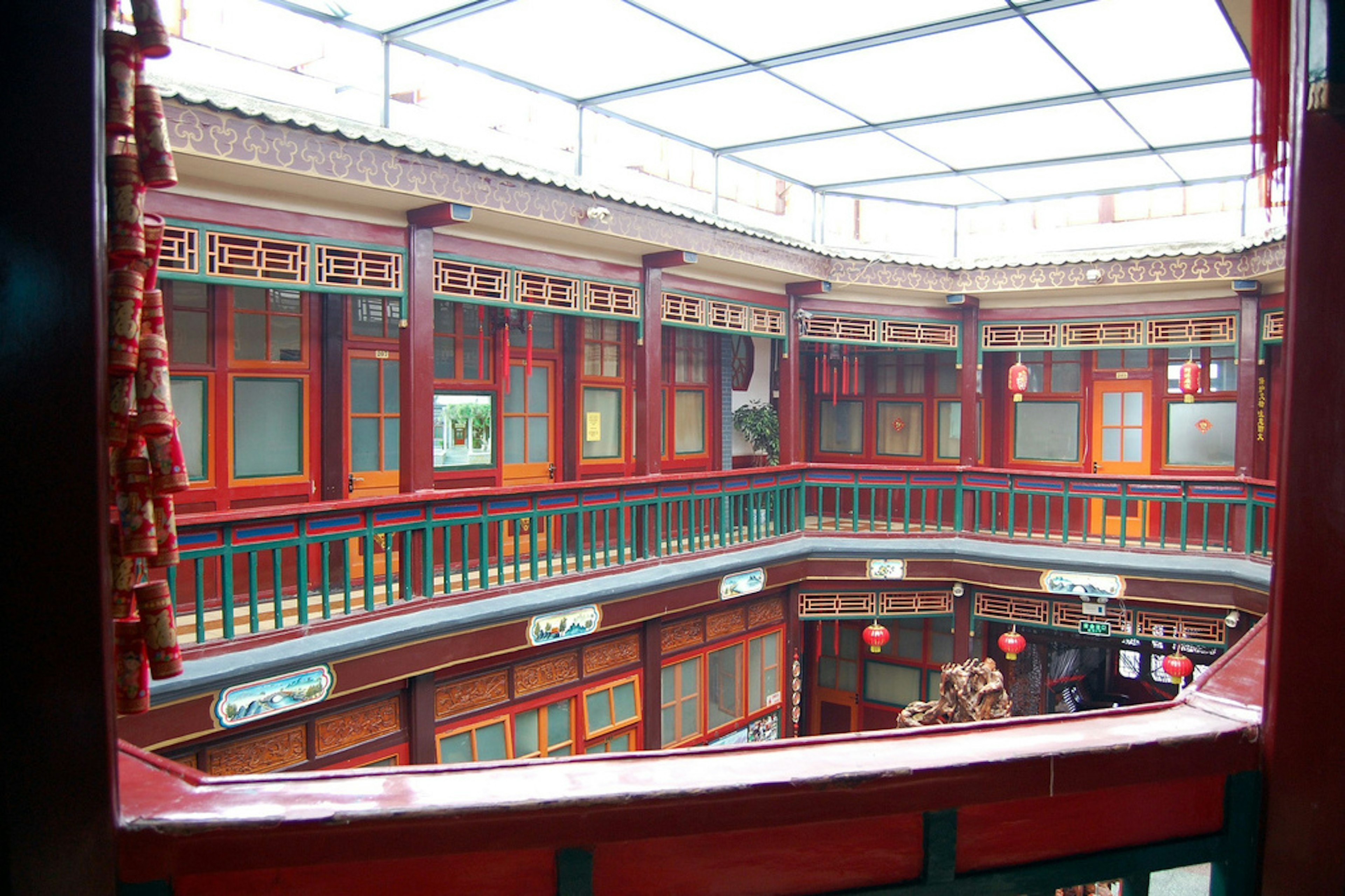 Leo Hostel's traditional courtyard. Image by kanegen / CC BY 2.0