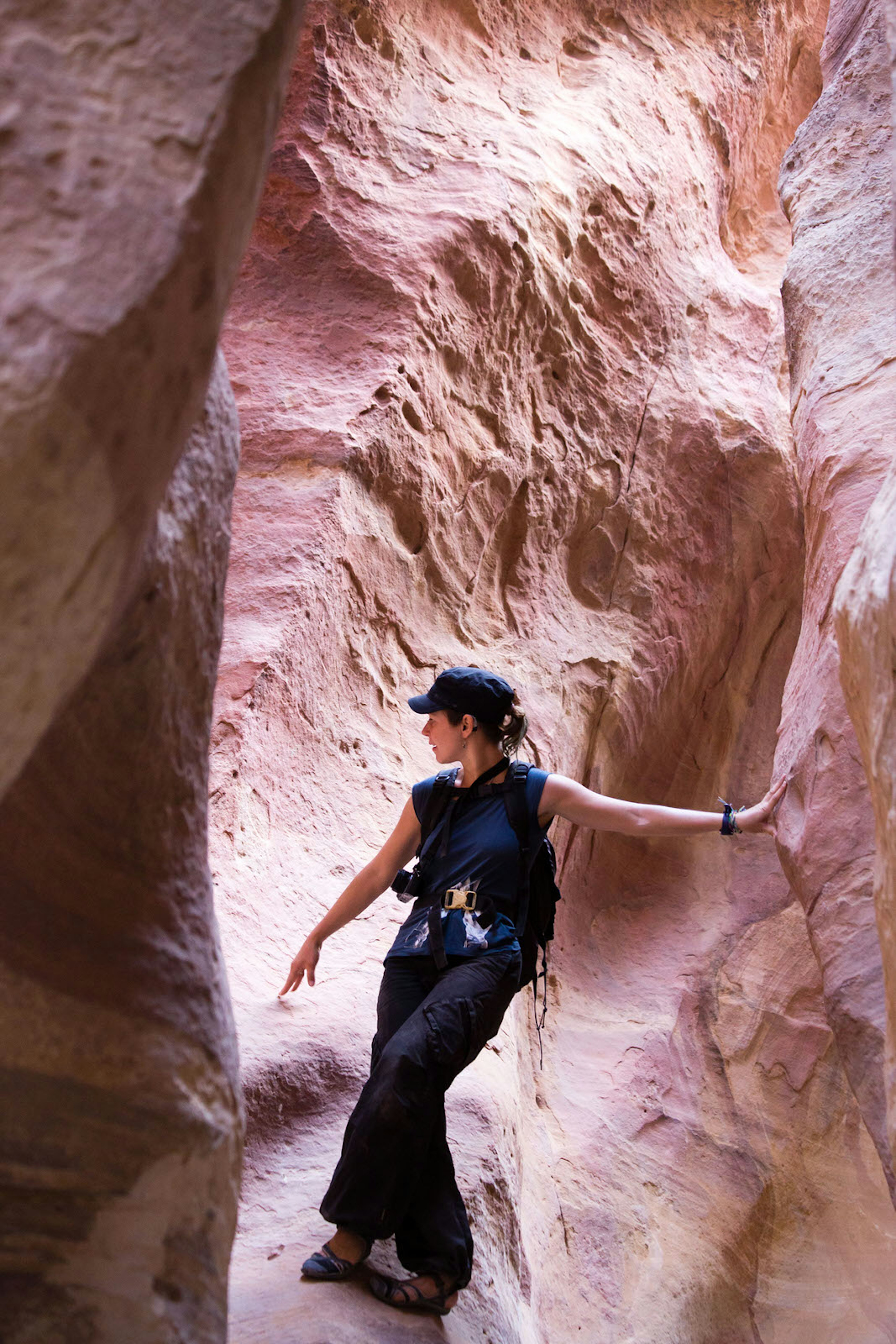 Hiker waiing in the Nabataean Tunnel trail. Image by Stephen Lioy / ϲʼʱ