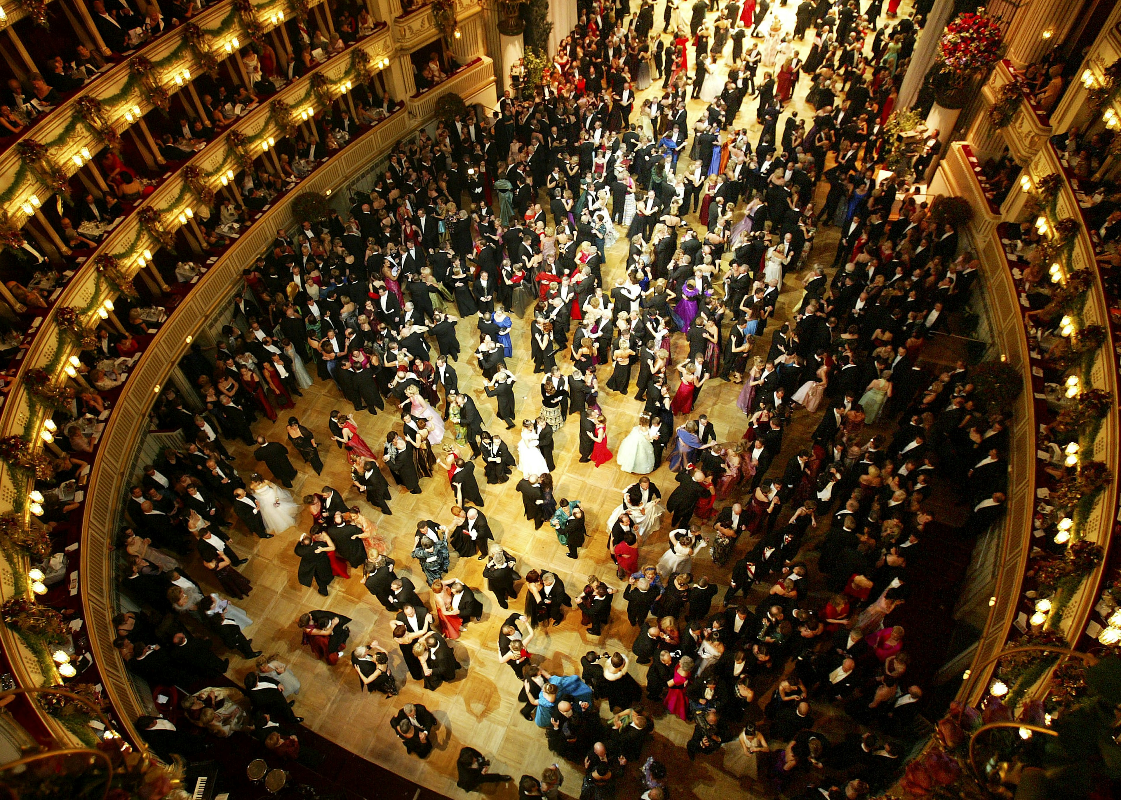 Guests dance a waltz at the Vienna Opera Ball © Sean Gallup / Getty Images