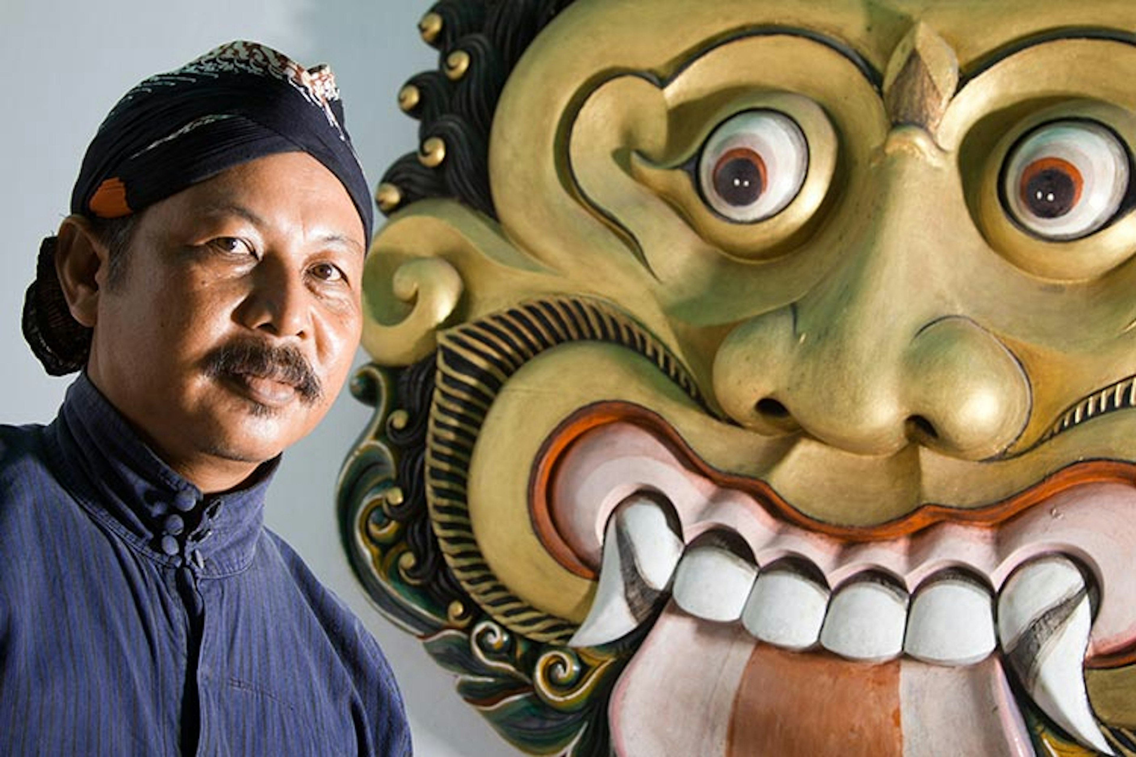 A guard at the entrance gate of the Kraton. Image by Stuart Butler / ϲʼʱ.