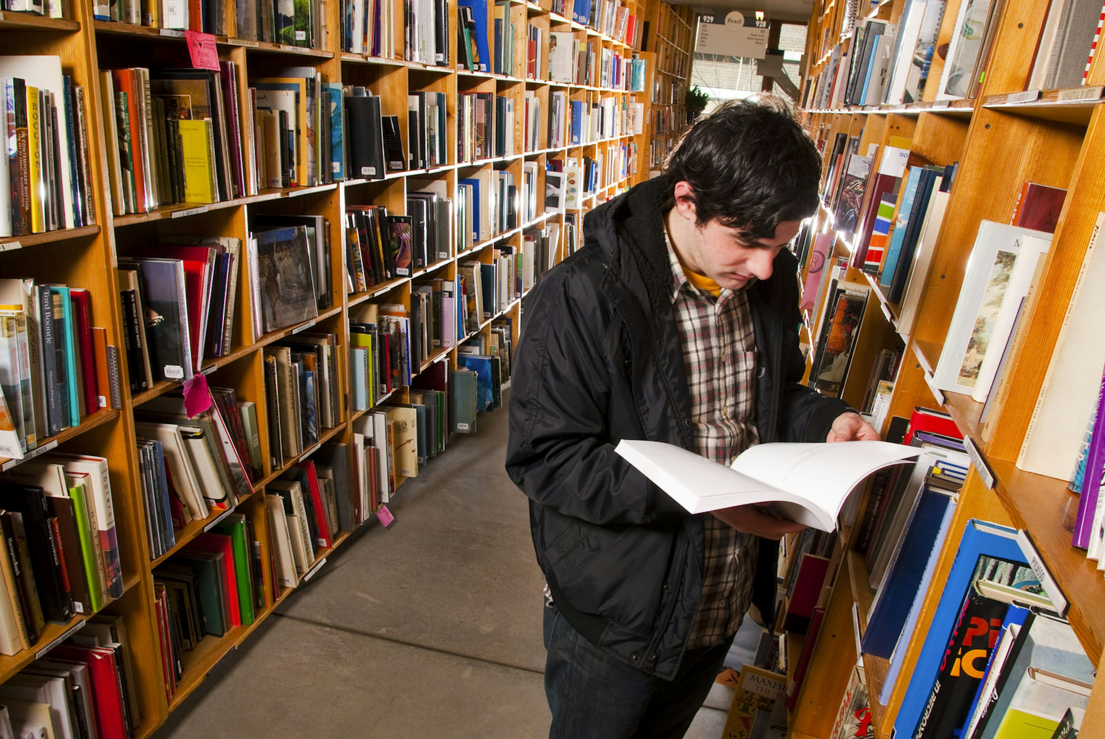 A man reads a book from one of the stacks at a very large bookstore in Portland © Anthony Pidgeon / Getty Images