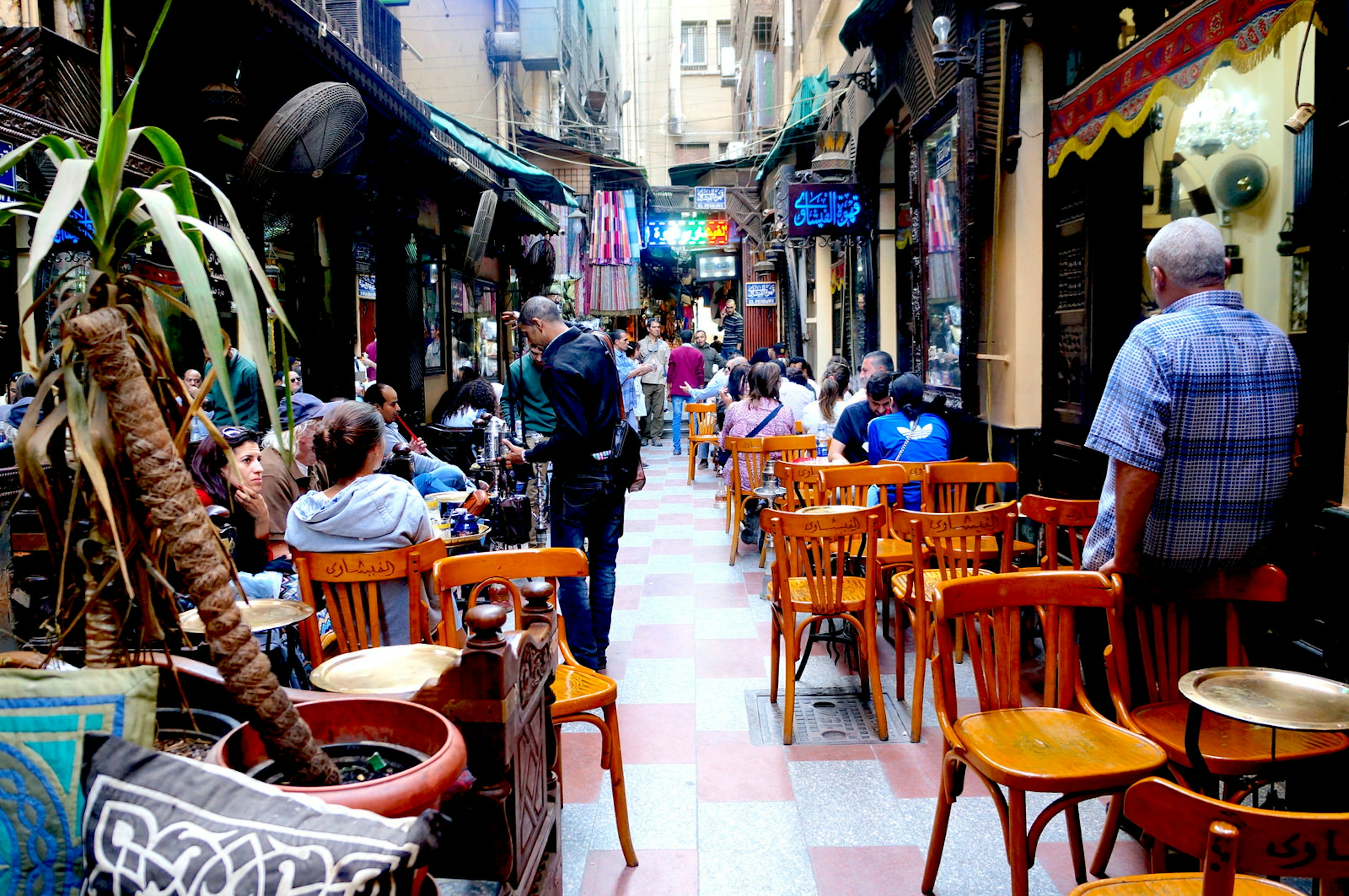 People relaxing and smoking shisha at Qahwet Fishawi (Fishawi's Cafe) in Khan Al Khalili, Cairo. Image by Karima Hassan Ragab / ϰϲʿ¼