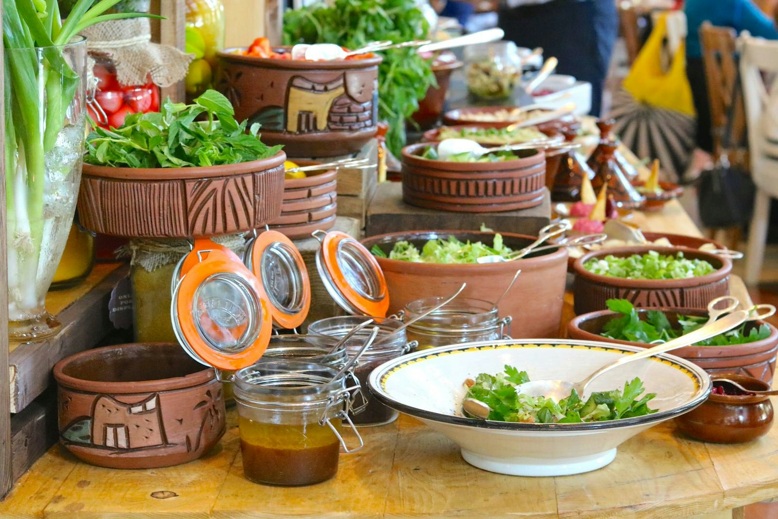 Farmer's Brunch table at the Ritz-Carlton Doha. Image by Polly Byles / Lonely Planet