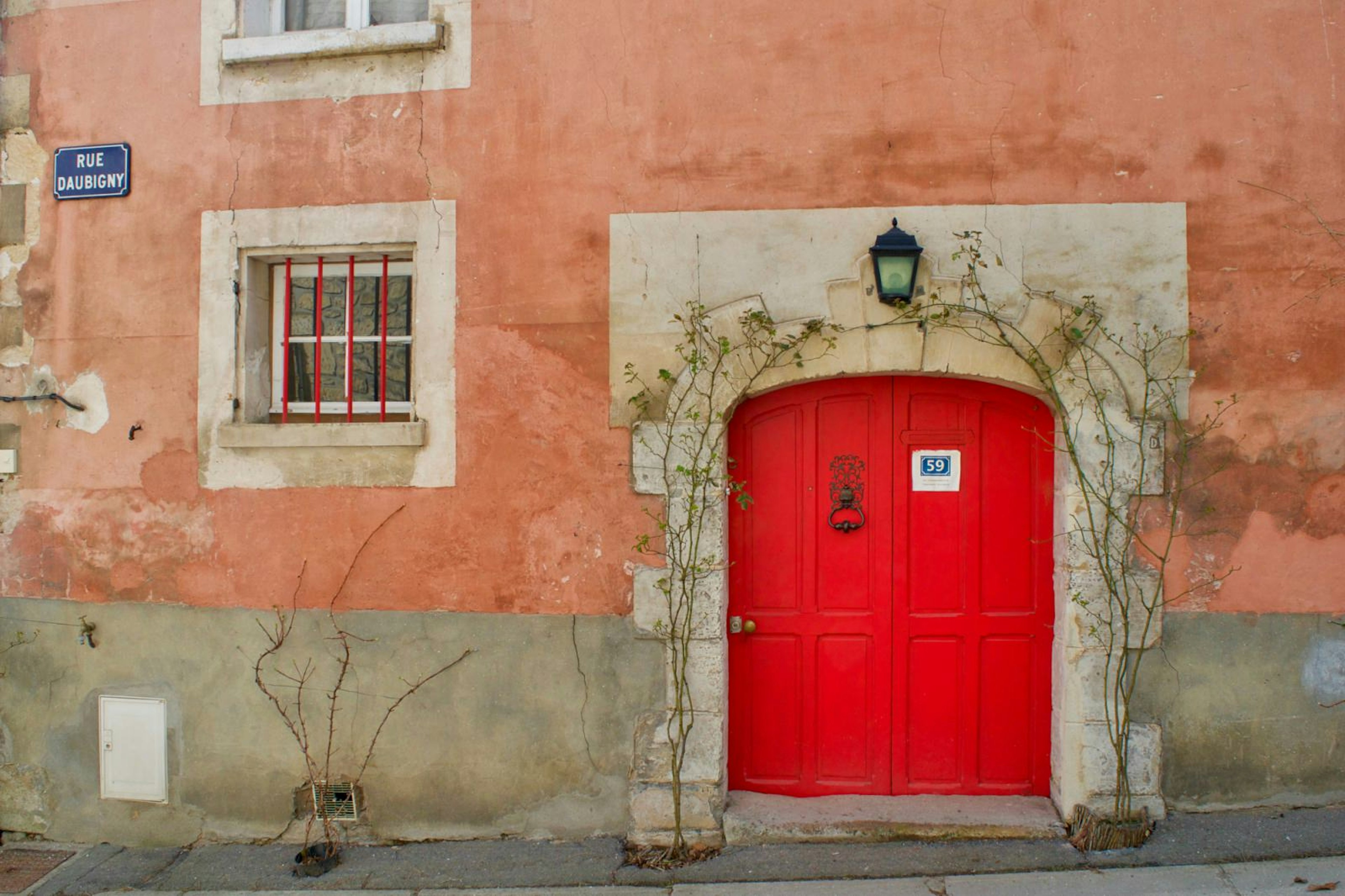 The red-doored and red-walled home of painter Charles-François Daubigny at Auvers-sur-Oise, France © Janine Eberle / ϰϲʿ¼