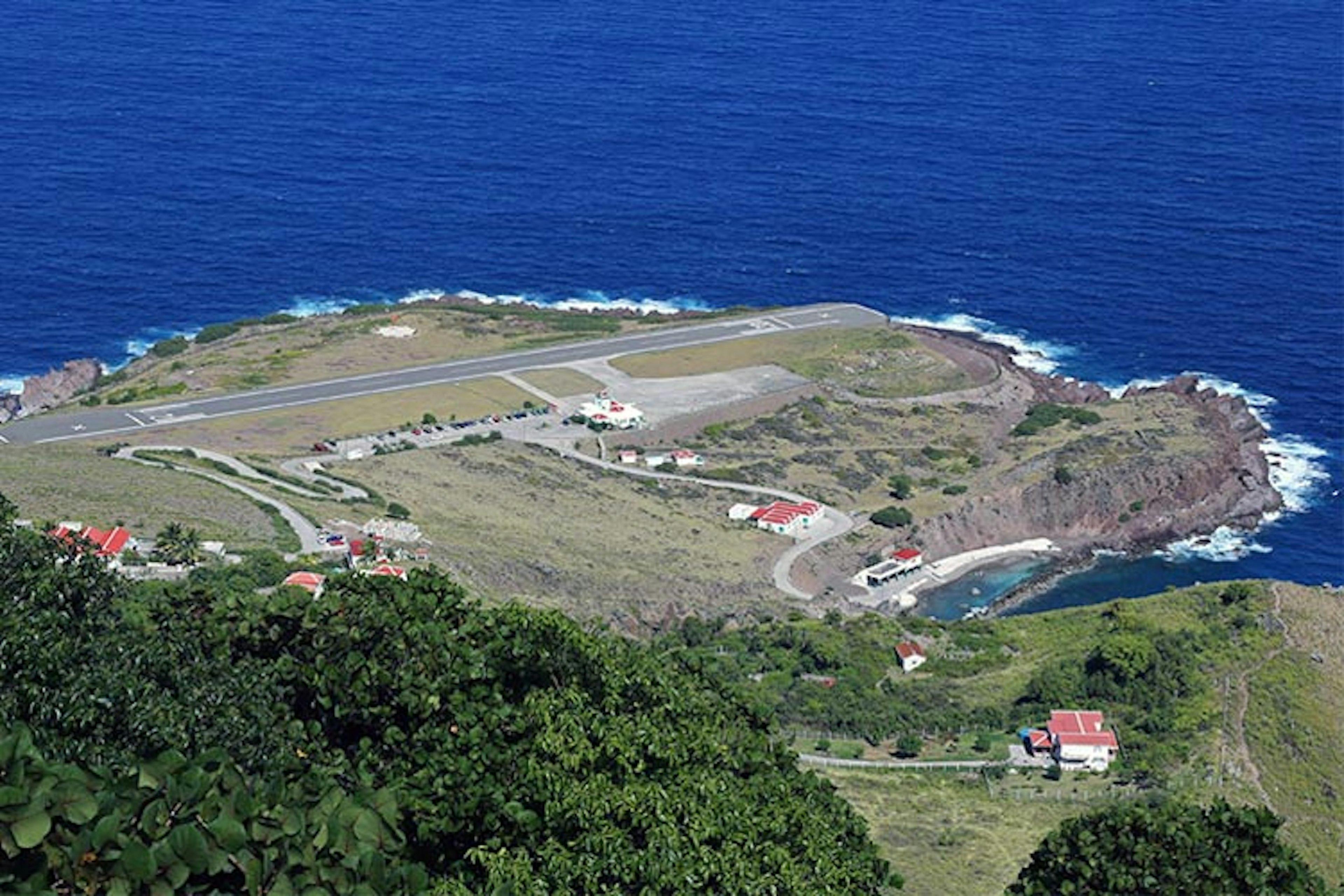 Saba Airport: not the best place for a brake failure. Image from Wikimedia Commons