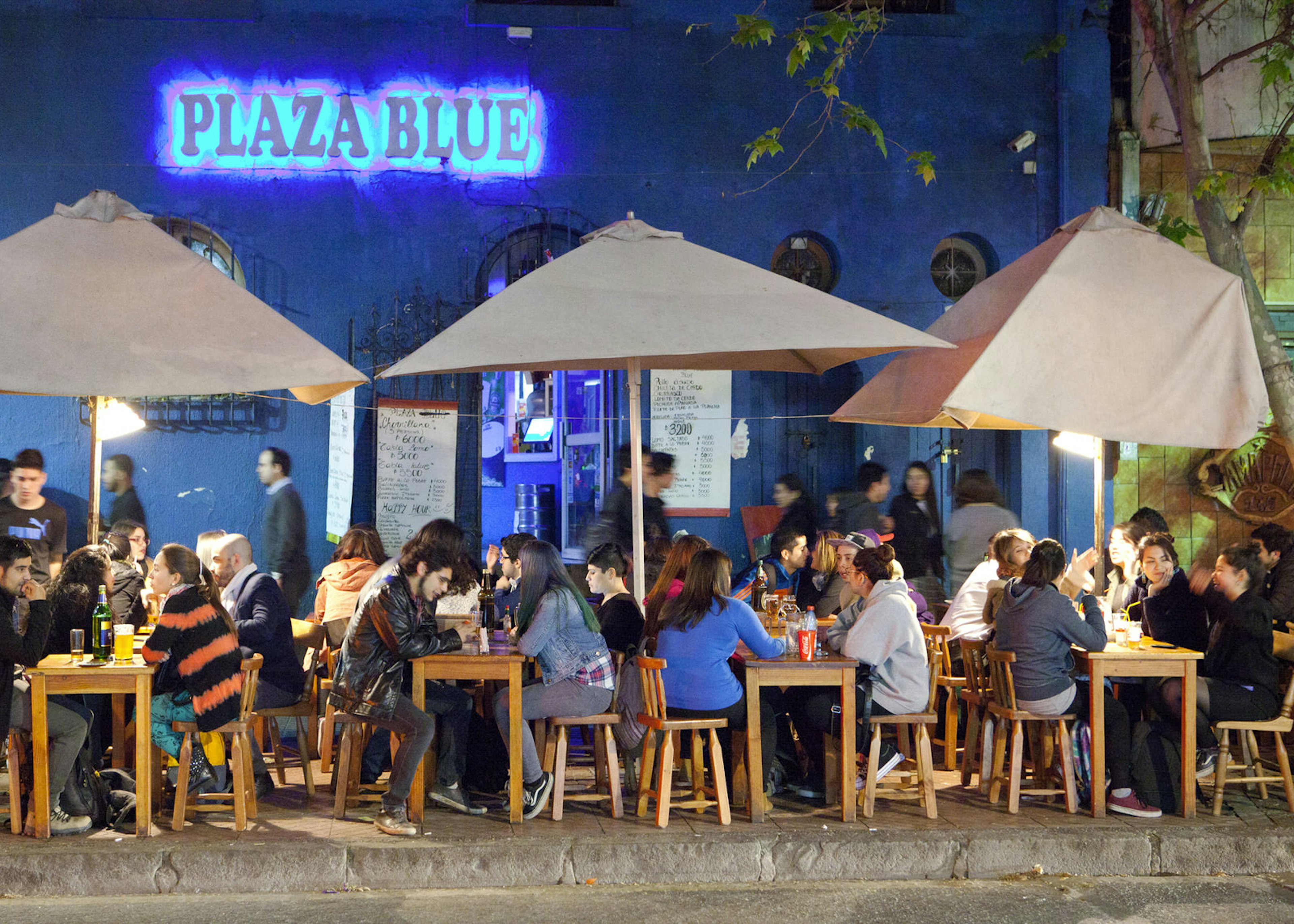 People at a cafe in Santiago, Chile © Mark Daffey / Getty Images