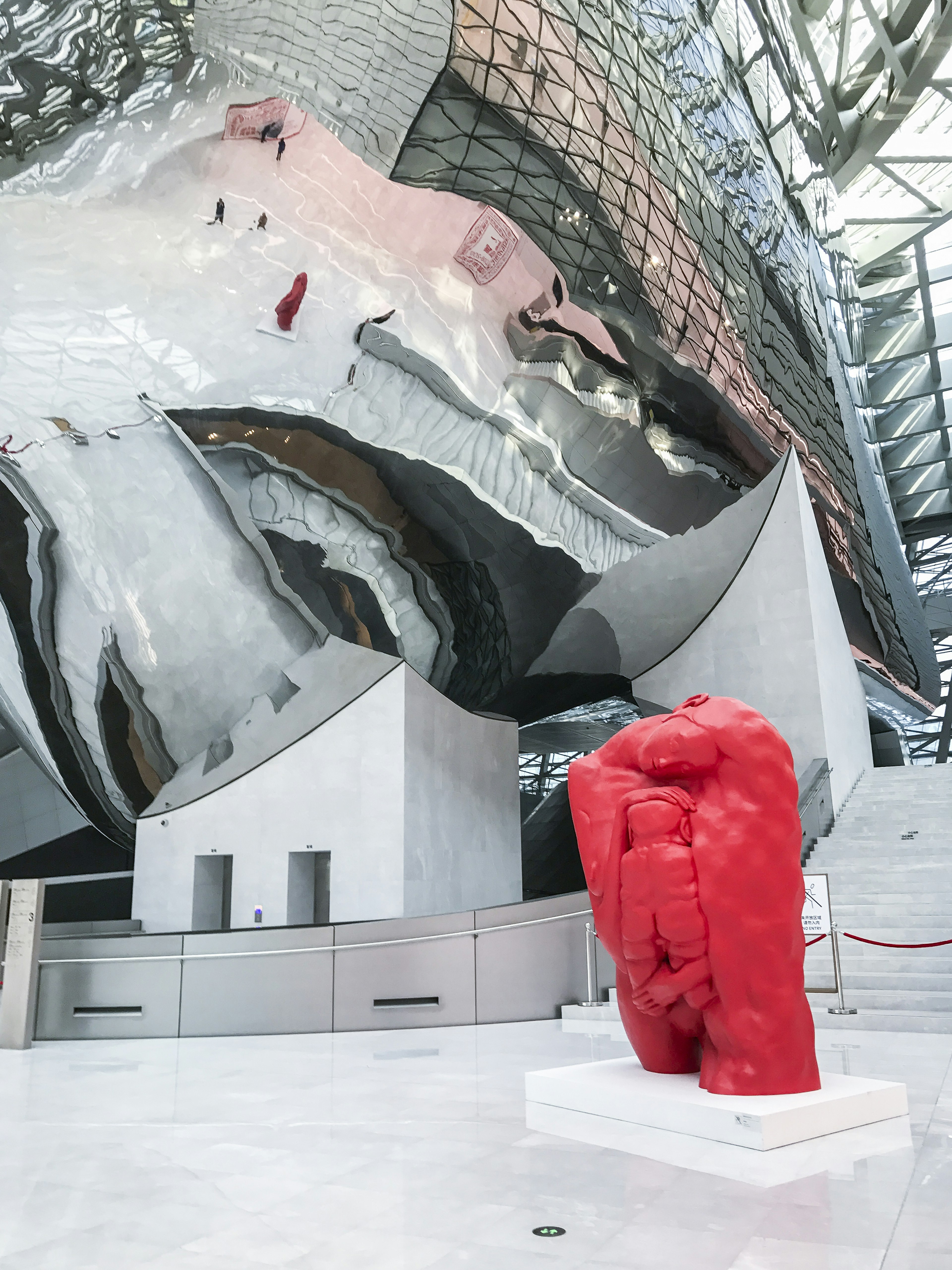 A shiny bubble installation provides a mirror effect next to a red contemporary art sculpture. Snapping a reflective-bubble selfie inside the Museum of Urban Art and Contemporary Planning © Cathy Adams / ϰϲʿ¼