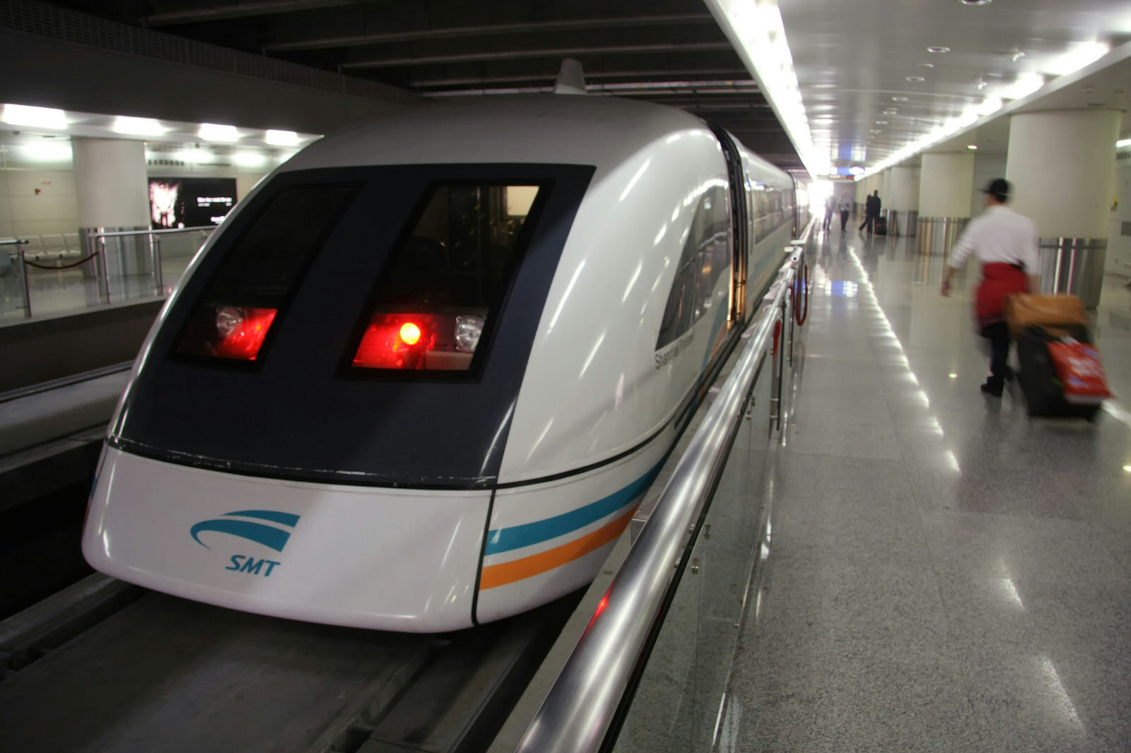 The Shanghai Maglev in a station © Lee Prince / Shutterstock