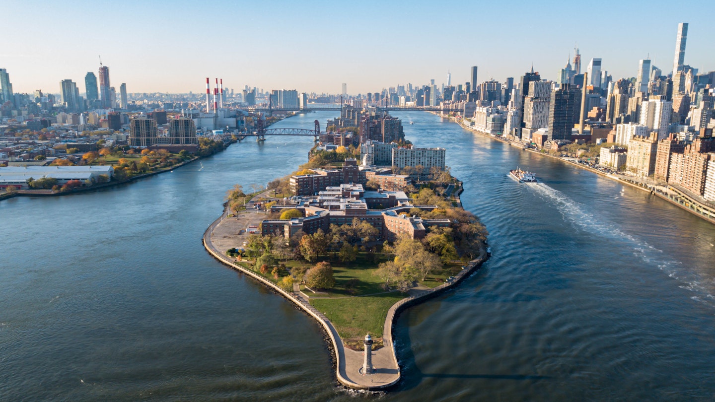 Roosevelt Island, New York - 6 November 2019: An aerial shot of Lighthouse Park on Roosevelt Island and the amazing skyscrapers in New York City, License Type: media, Download Time: 2024-09-01T17:00:57.000Z, User: pinkjozie64, Editorial: true, purchase_order: 56530, job: Global Publishing WIP, client: Experience New York 2, other: Jo-anne Riddell