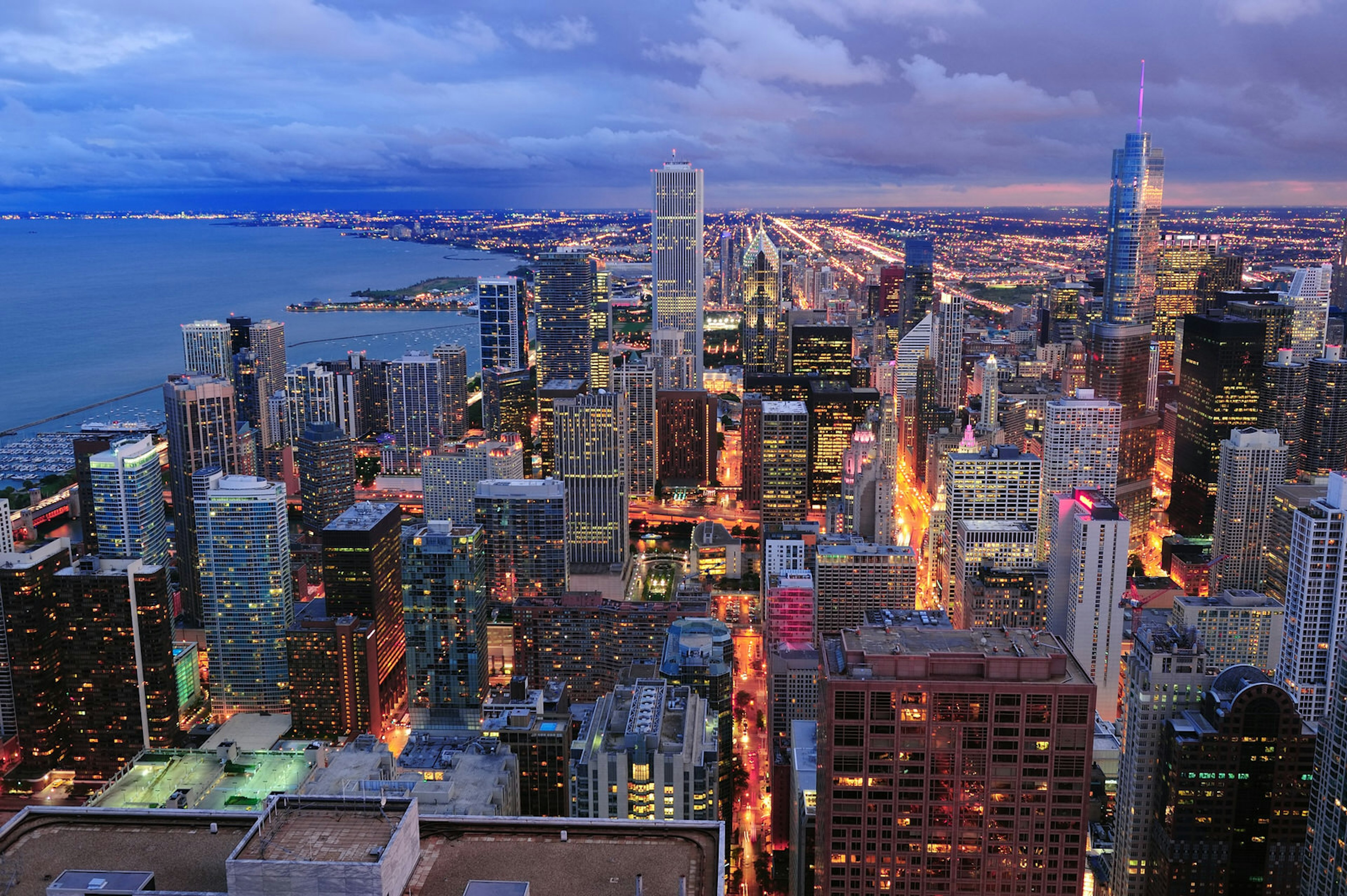 The skyline of Chicago at night with Lake Michigan in the background © Songquan Deng / Shutterstock