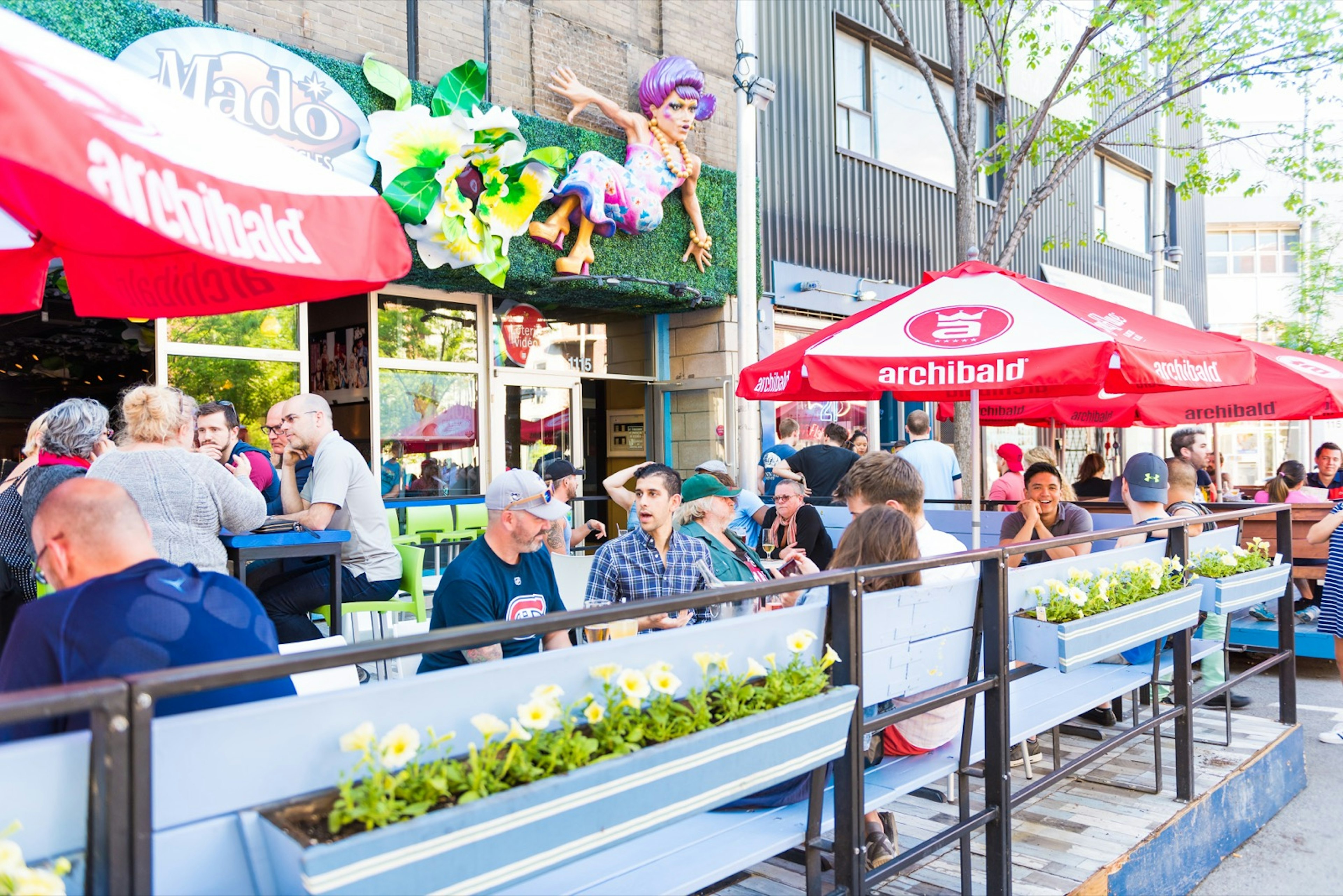 People sitting at restaurant at table outside © Andriy Blokhin / Shutterstock