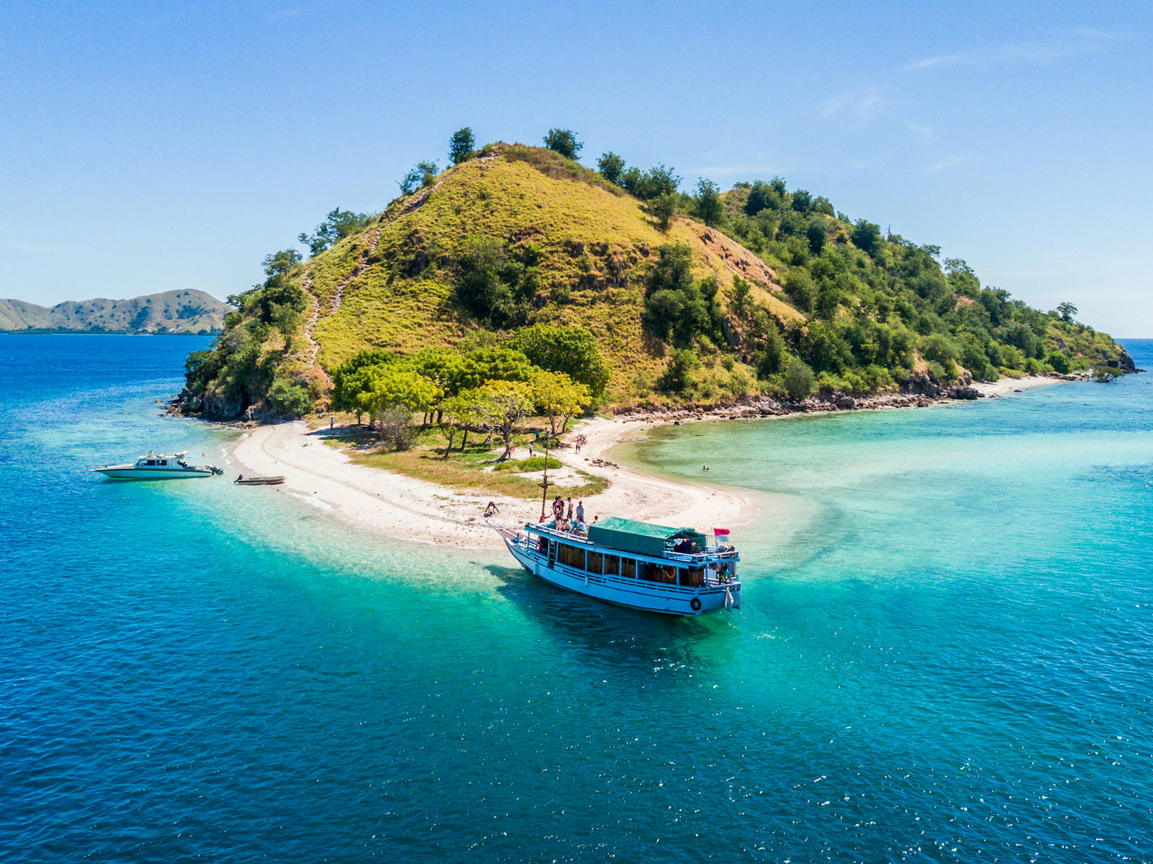 Kelor Island, a small atoll next to Komodo Island in Komodo National Park © Arwin Adityavarna / Shutterstock